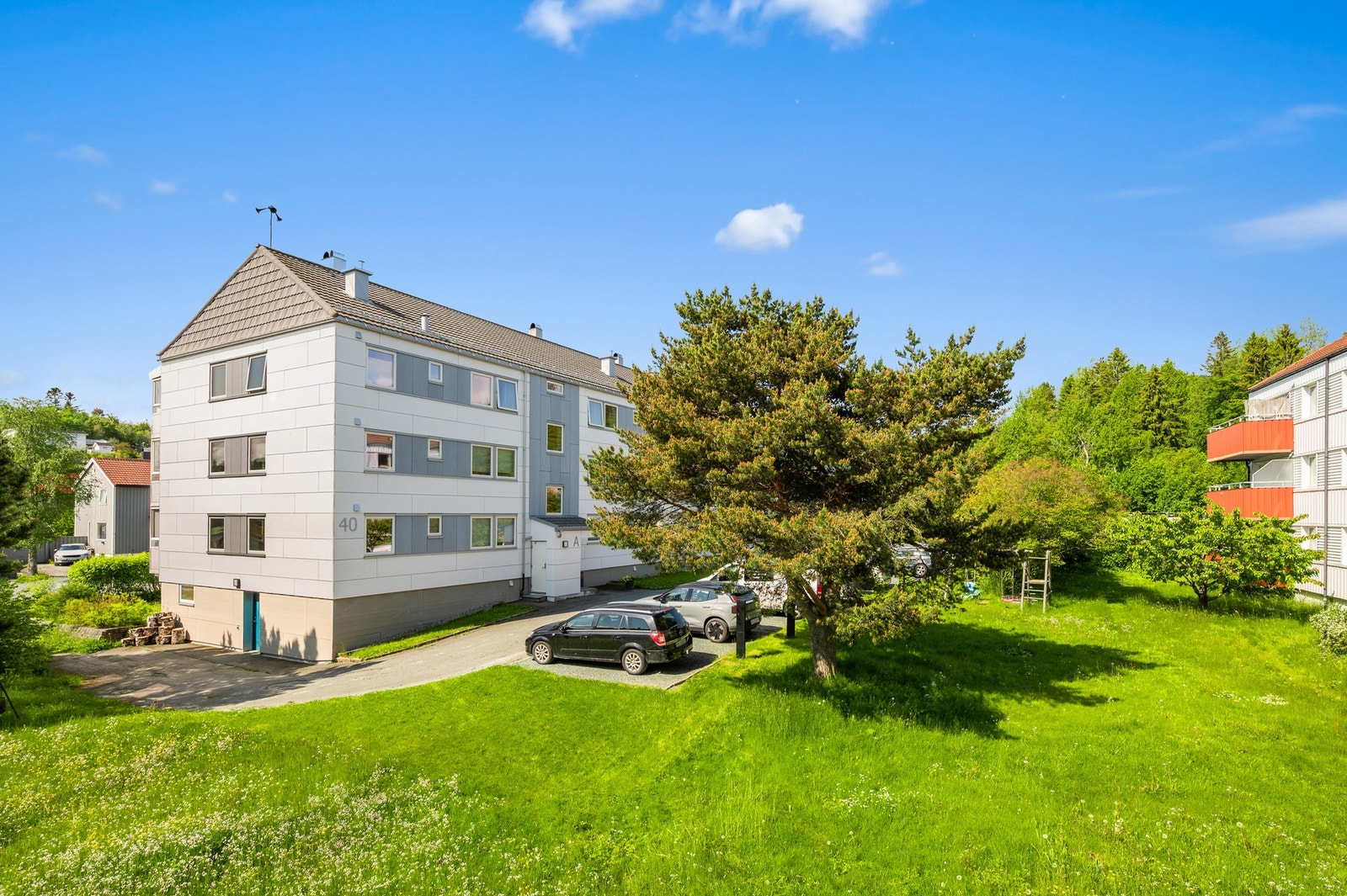 Det er mulig å leie parkeringsplass både ute og i garasje. Galleribilde