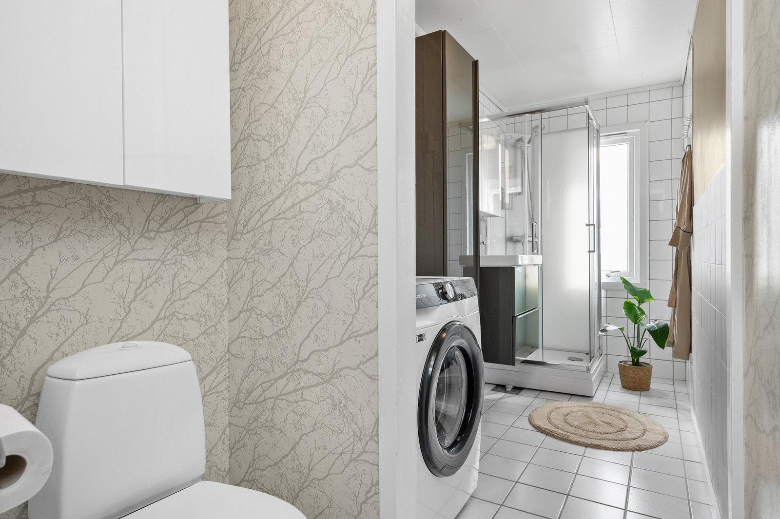 Flislagt bad/vaskerom med varmekabler i gulvet. Galleribilde