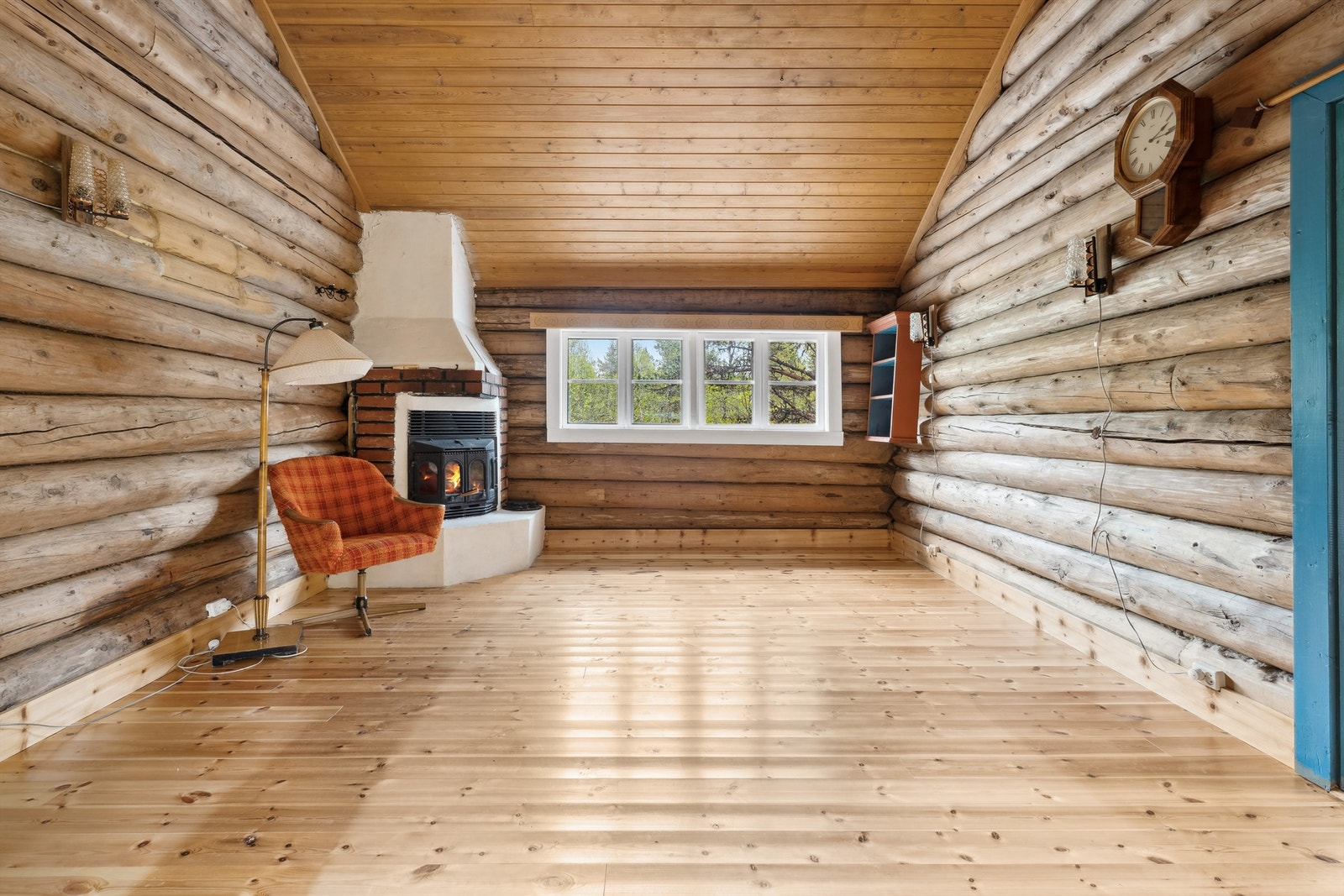 Romslig stue med peis. Galleribilde