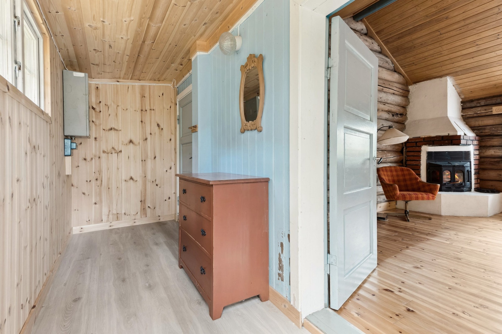 Gangen har direkte adkomst til både stue og kjøkkenet Galleribilde