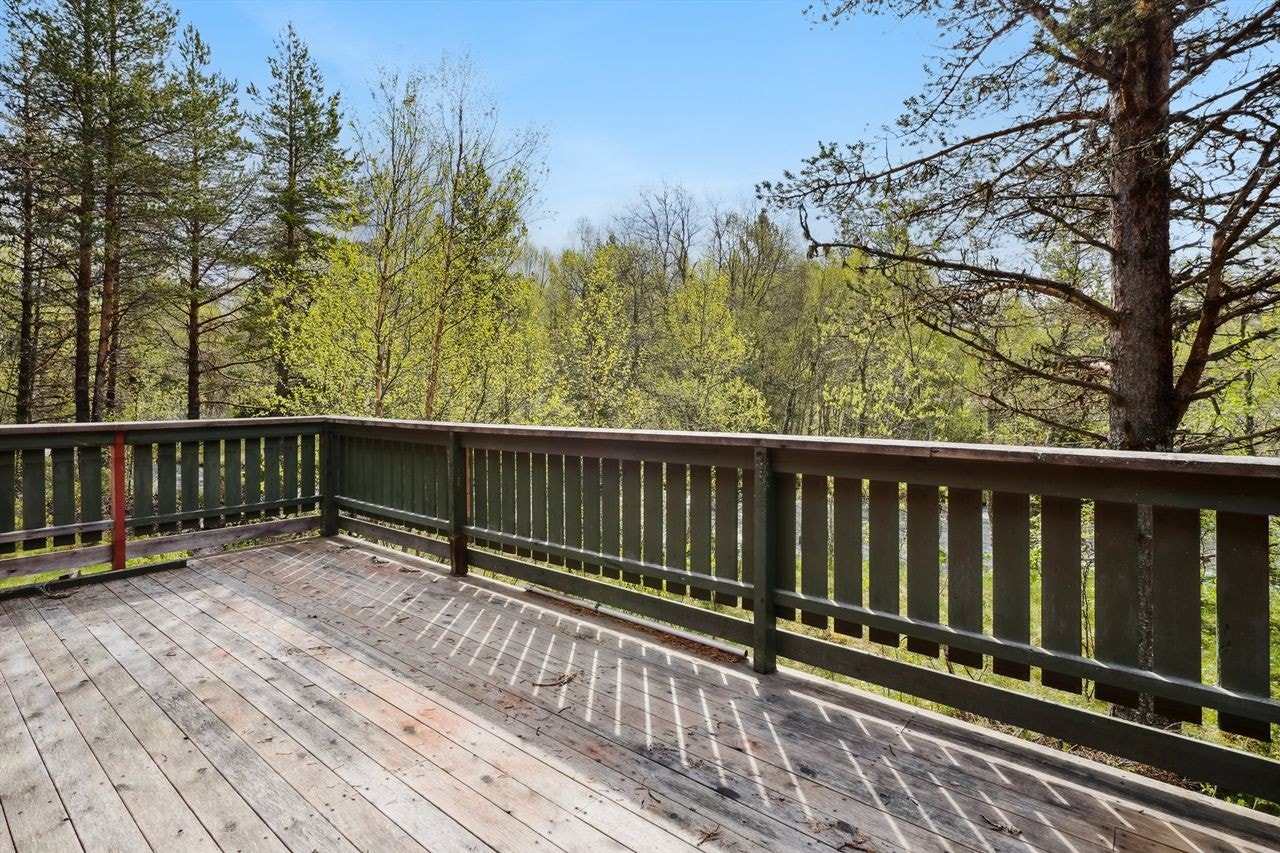 Terrassen byr på hyggelig utsyn over tomta og Auma elva som renner forbi. Galleribilde