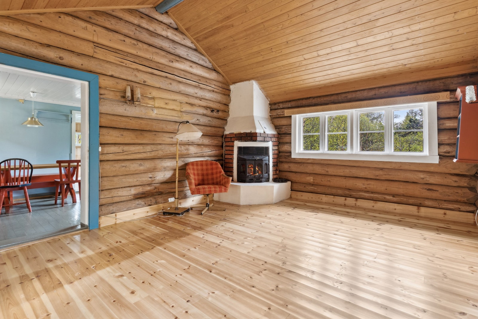 Stuen har god takhøyde og oppleves som romslig. Galleribilde