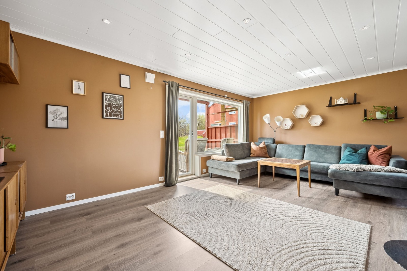 Åpen stue med utgang til balkong Galleribilde