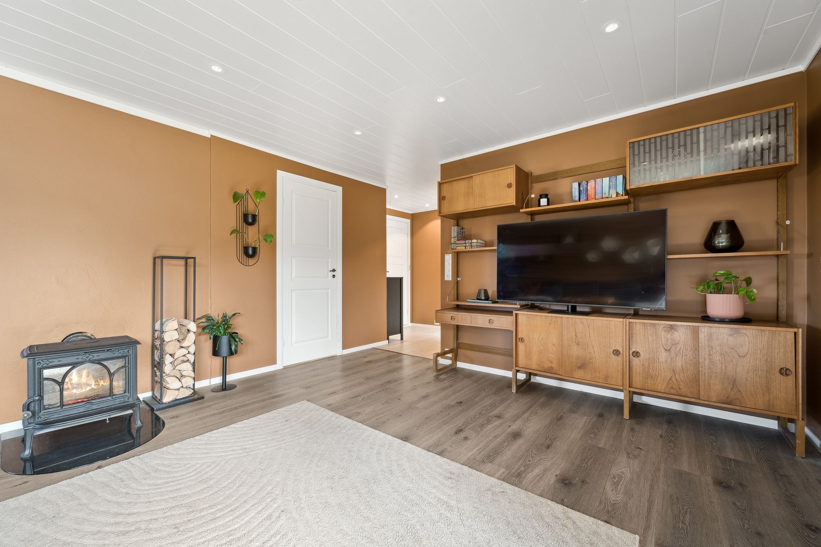 Stue med ildsted, og inngang til hovedsoverom Galleribilde