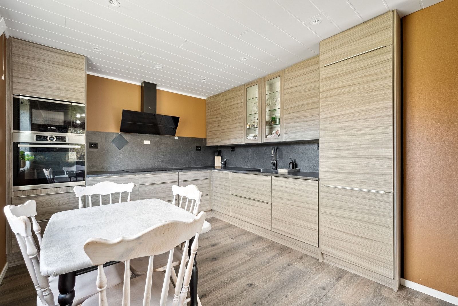 Pent spesialbygd kjøkken fra leverandør i Karigasniemi, fra 2019, med integrerte hvitevarer Galleribilde