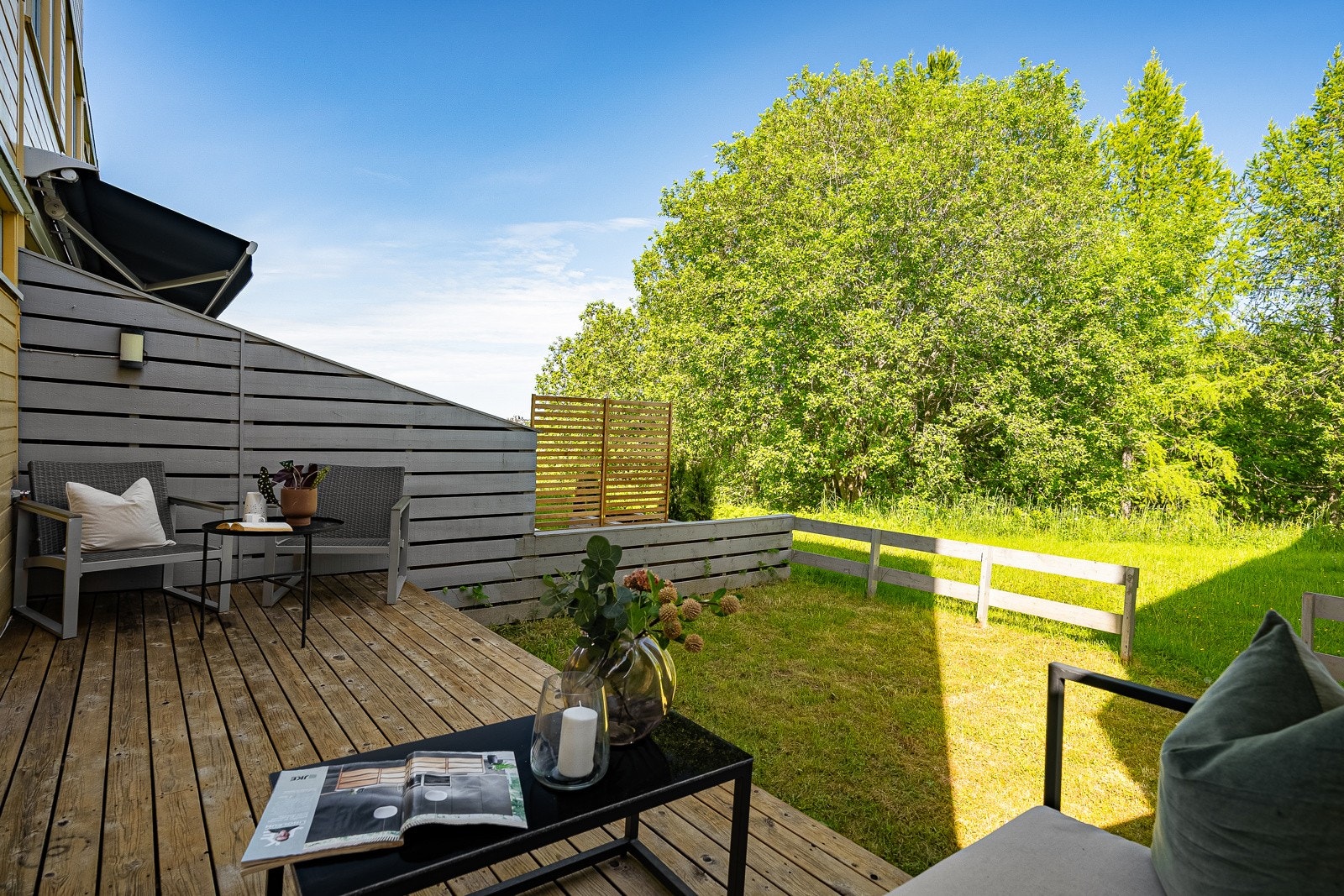 Leiligheten nyter en skjermet beliggenhet ytterst i rekken, vendt mot grønt friareal uten innsyn. Her får du en lun og solrik uteplass med direkte adkomst til en hyggelig hageflekk - perfekt for både småbarnslek og avslappende stunder i det fri. Galleribilde