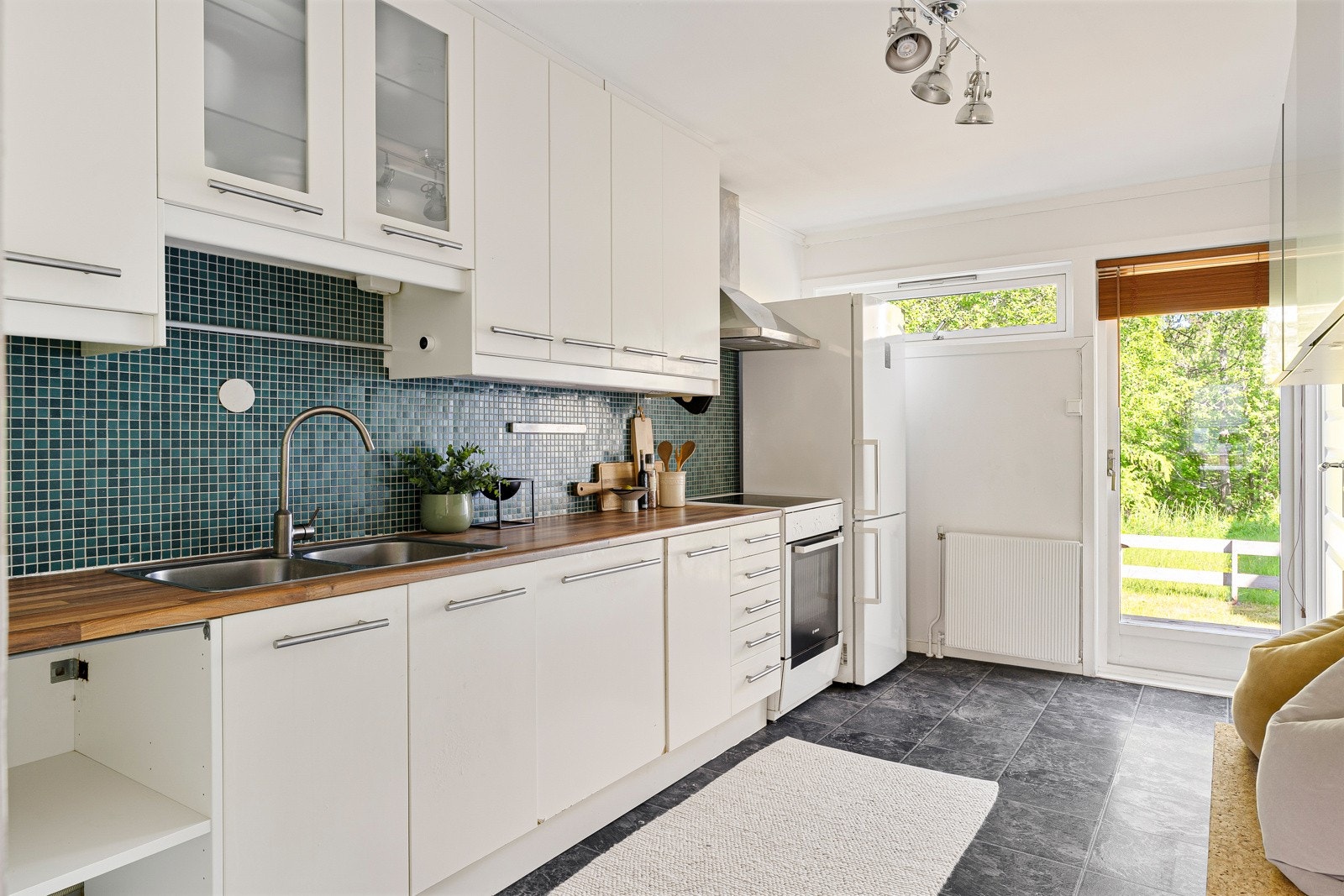 Det er medfølgende hvitevarer i form av oppvaskmaskin, komfyr og kjøleskap. Galleribilde