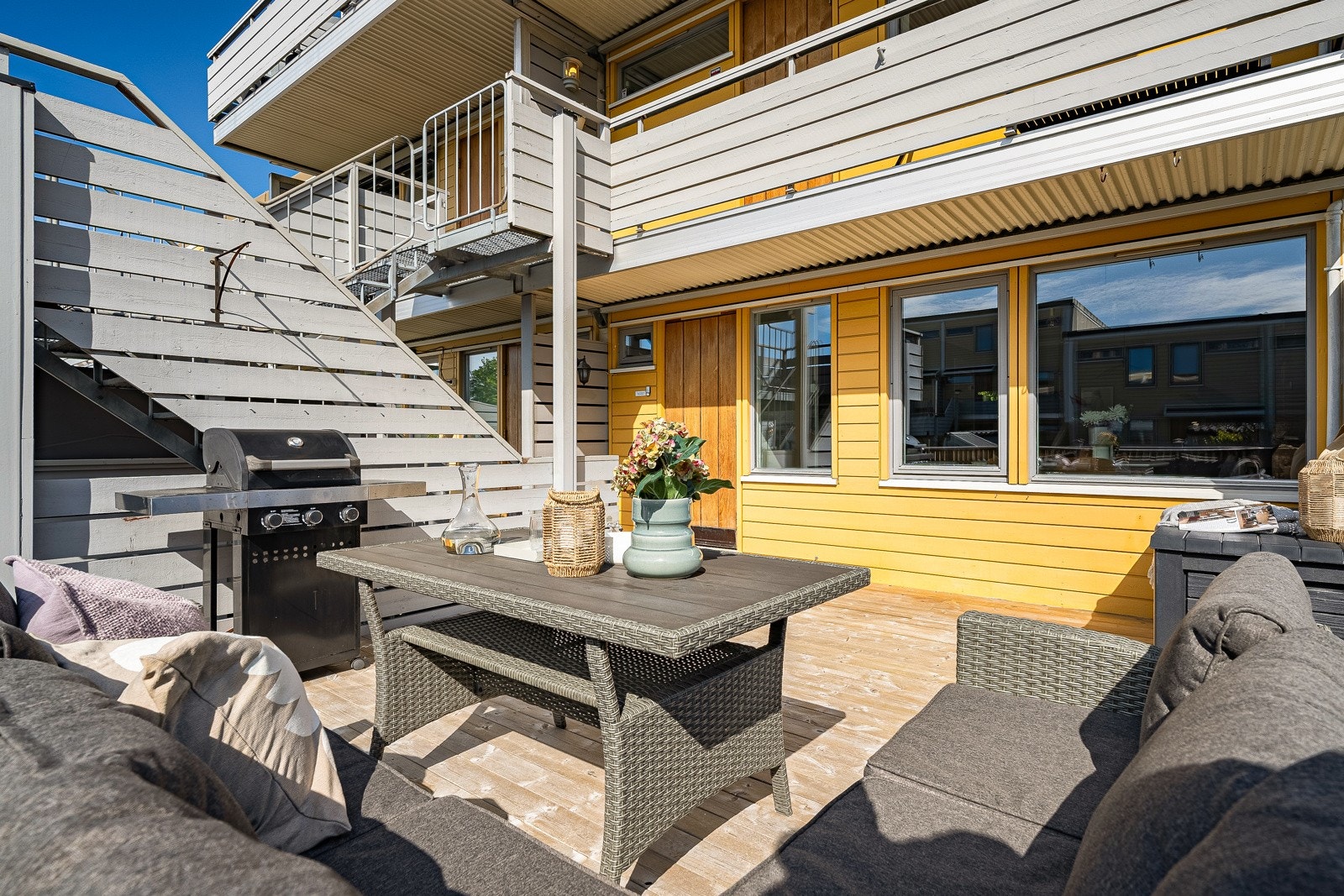 Terrassen måler 22 kvm med god plass til flere sittegrupper og grill. Galleribilde