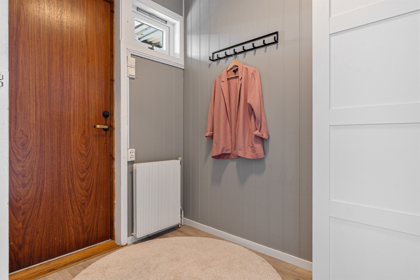 Forbi inngangsdøren venter en romslig entré med god plass til oppbevaring av klær og sko. Galleribilde