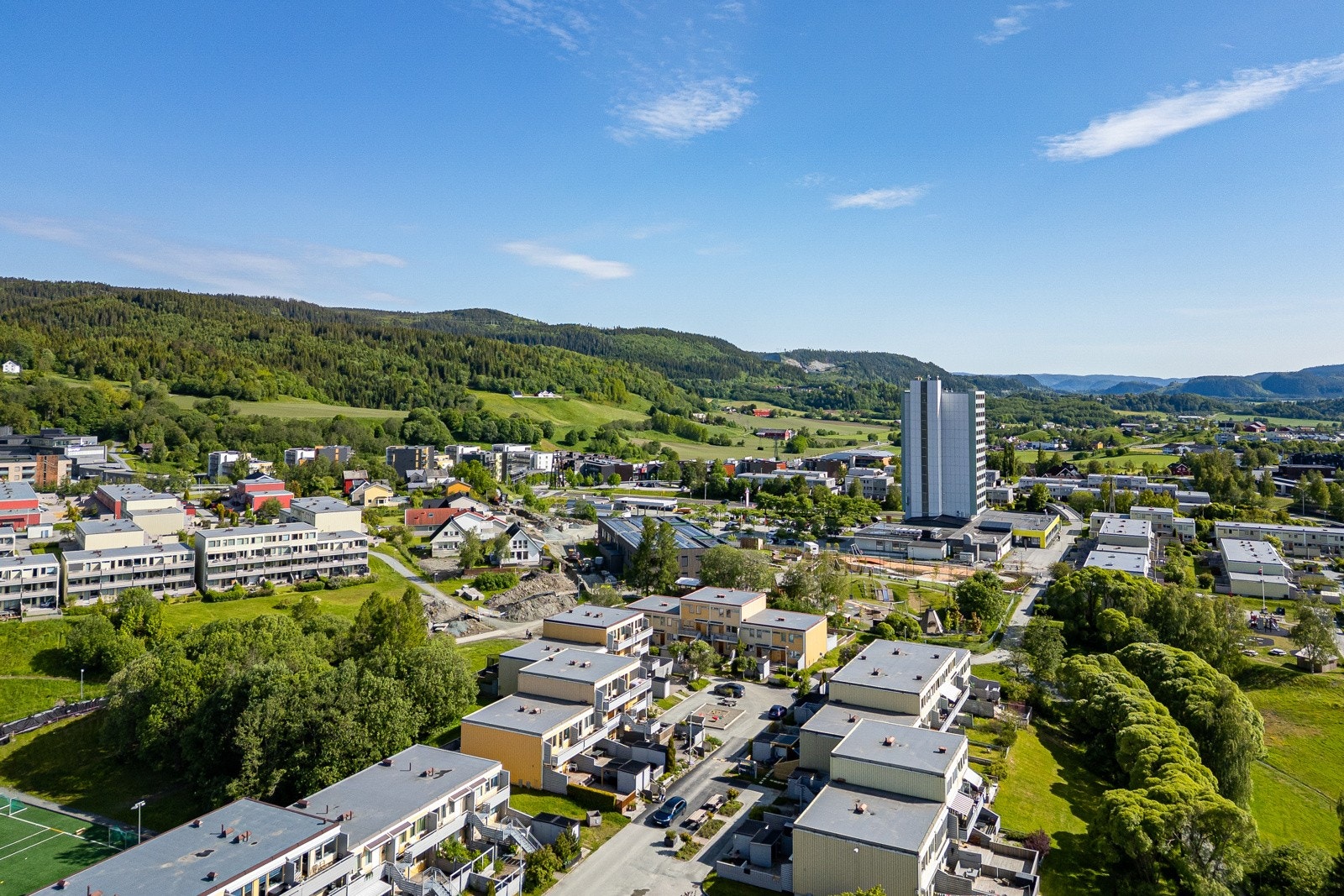 Risvollan er et populært boligområde sørøst i Trondheim, kjent for sitt gode og familievennlige bomiljø. Området byr på en kombinasjon av naturskjønne omgivelser og bynære fasiliteter, noe som gjør bydelen attraktiv, både for familier, unge og eldre. Galleribilde