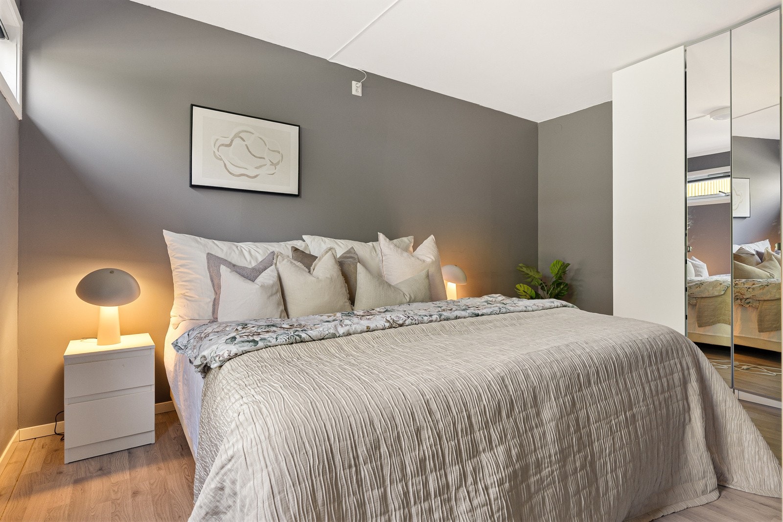 Soverommet måler 11 kvm med plass til dobbeltseng og nattbord. Galleribilde