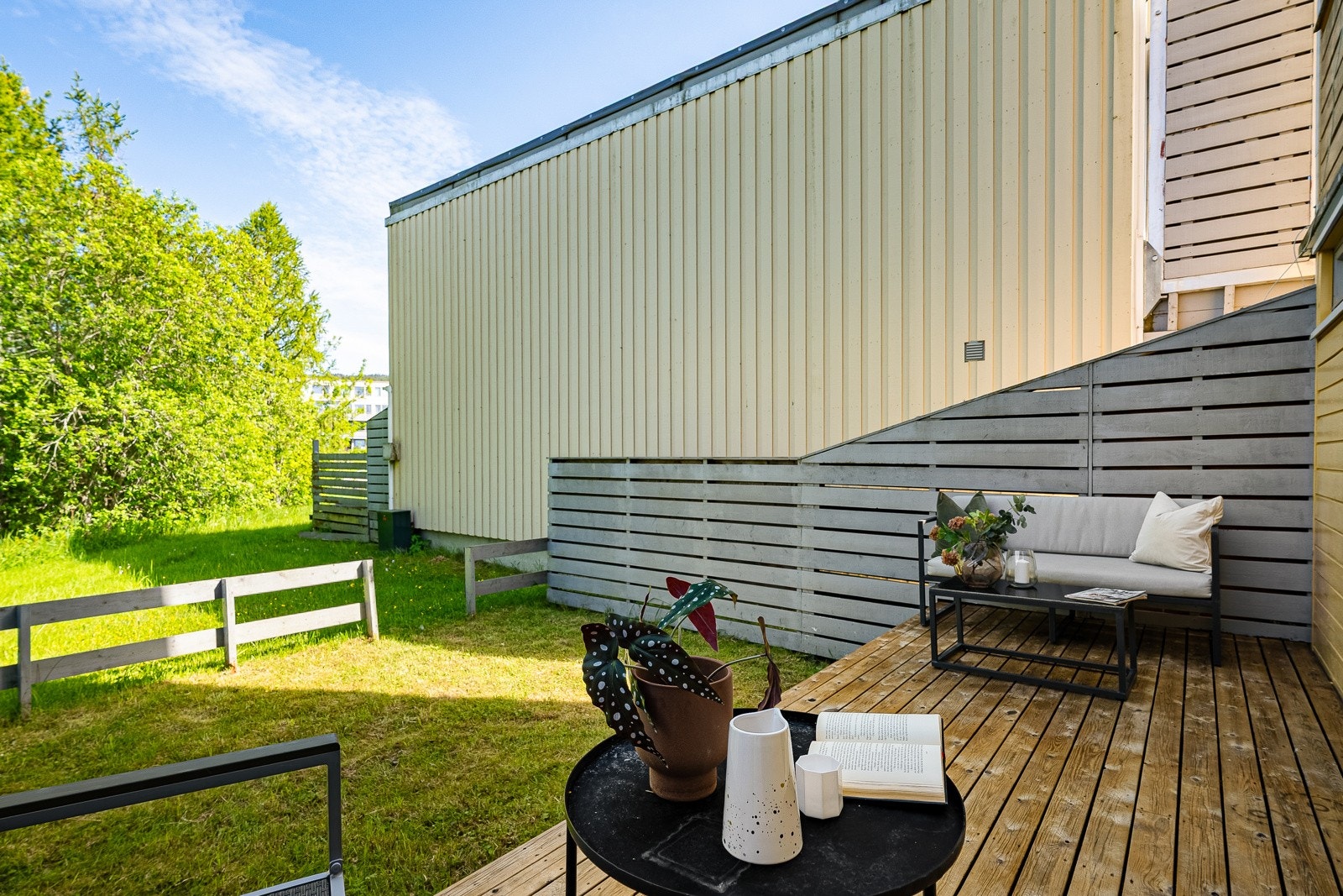 Fra kjøkkenet er det adkomst til en østvendt terrasse. Galleribilde