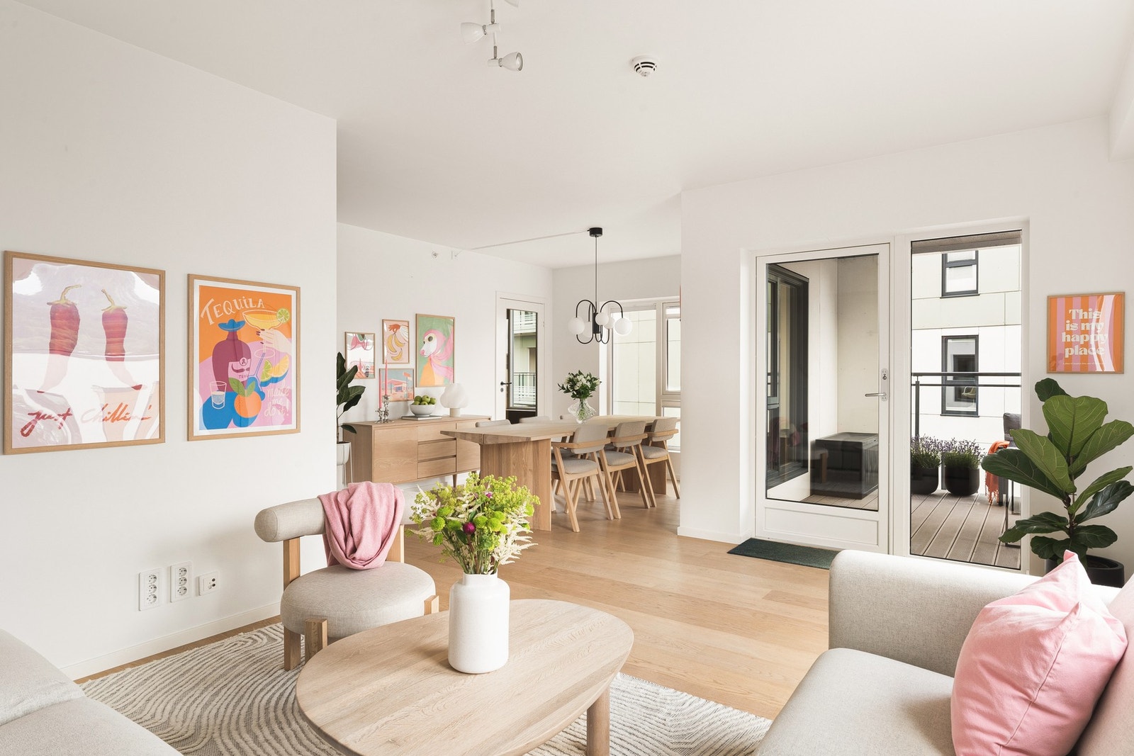 Overflatene er lysmalte og det er flott 1-stavs eikeparkett på gulvet. Galleribilde