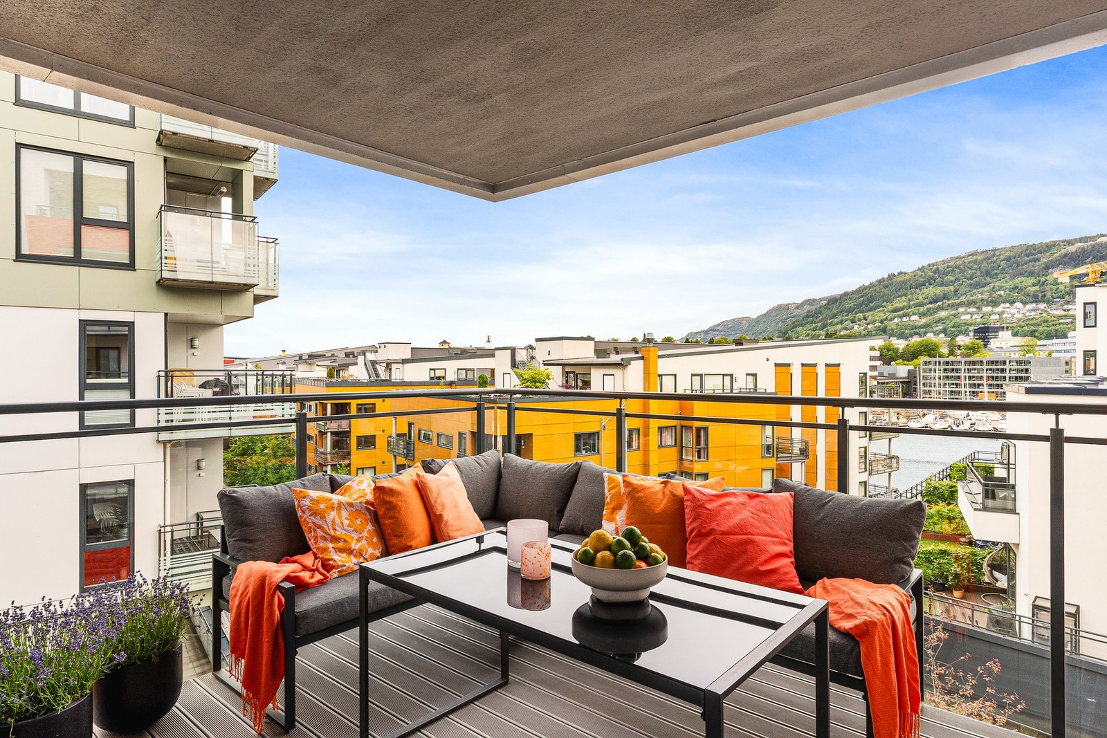 Leiligheten har en flott balkong på hele 11 kvm. Galleribilde