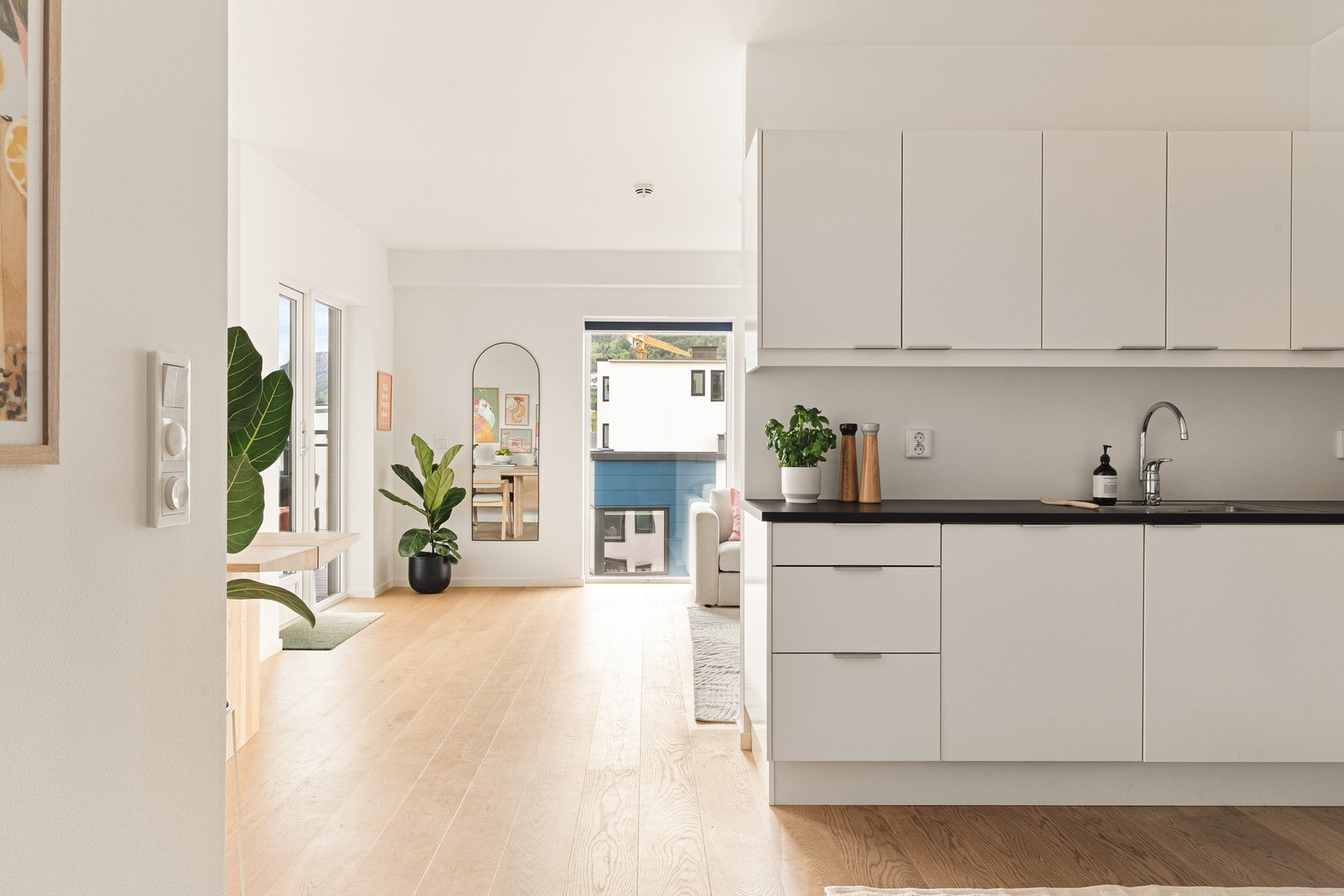 Kjøkkenet ligger i en sosial åpen løsning med stuen. Galleribilde