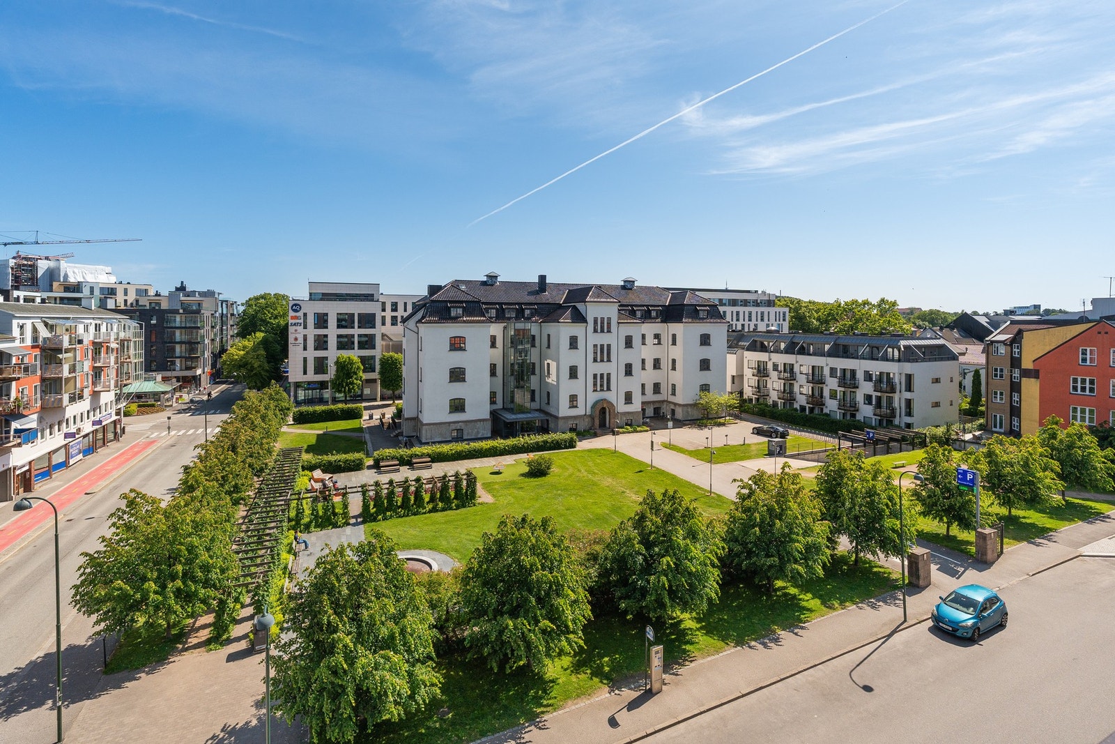 - Fra balkongen ser man det flotte prestisjebygget 'Kasernen' og deres flotte parkmessige fellesareal - Galleribilde