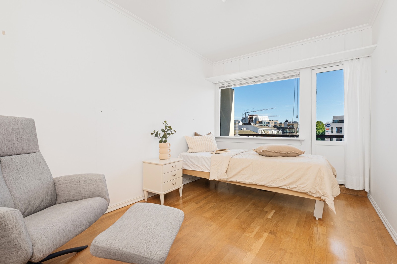 - Soverommet er av romslig størrelse | Gode, innebygde garderobeløsninger - Galleribilde