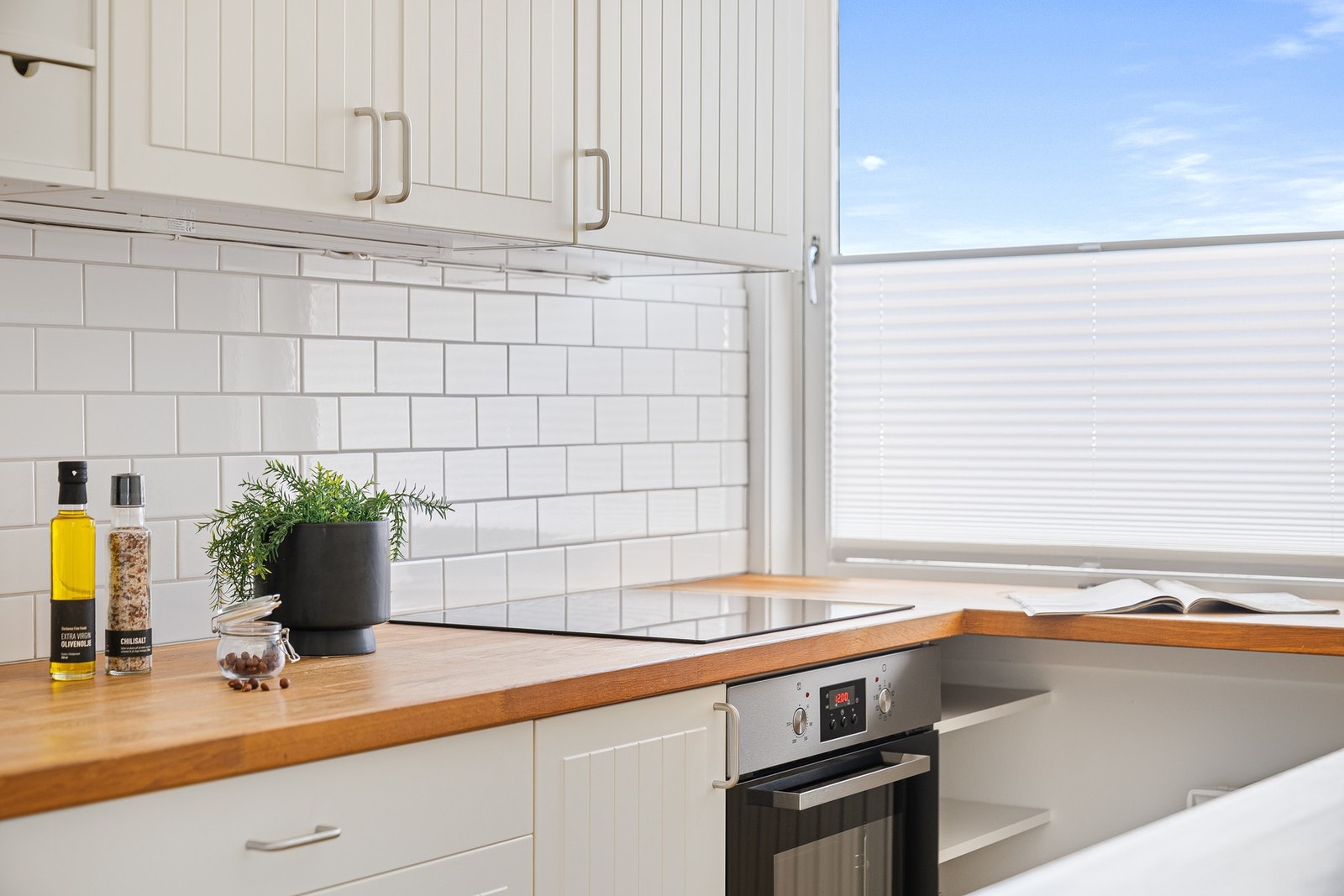 - Kjøkkenet er godt utnyttet med benk på begge sider | Flere av hvitevarene og varmtvannsberederen er skiftet i senere tid - Galleribilde