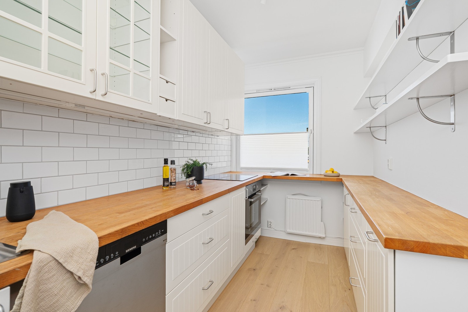 - Tidløst og moderne kjøkken som står i tråd med resten av leiligheten - Galleribilde