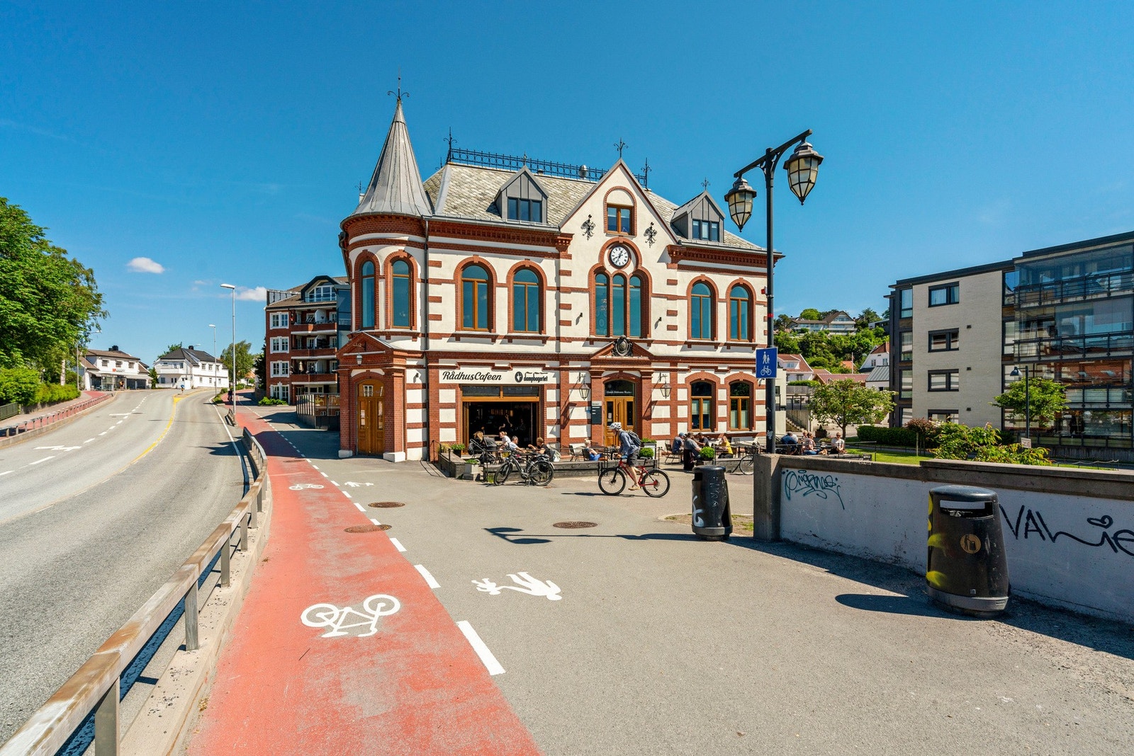 - Det er kort vei til flere restauranter og café | Her avbildet av populære Rådhuscaféen - Galleribilde