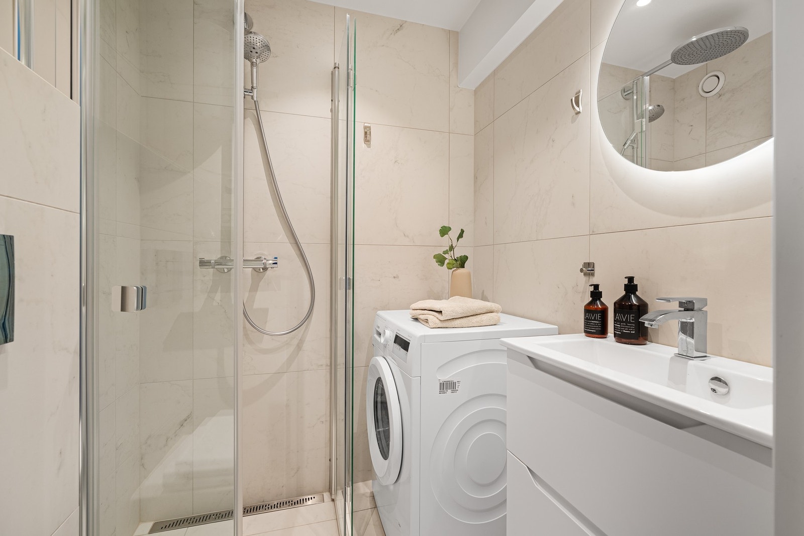 - Delikat flisevalg og fine detaljer | Det er også lagt opp til å kunne ha vaskemaskin og tørketrommel på eget bad - Galleribilde