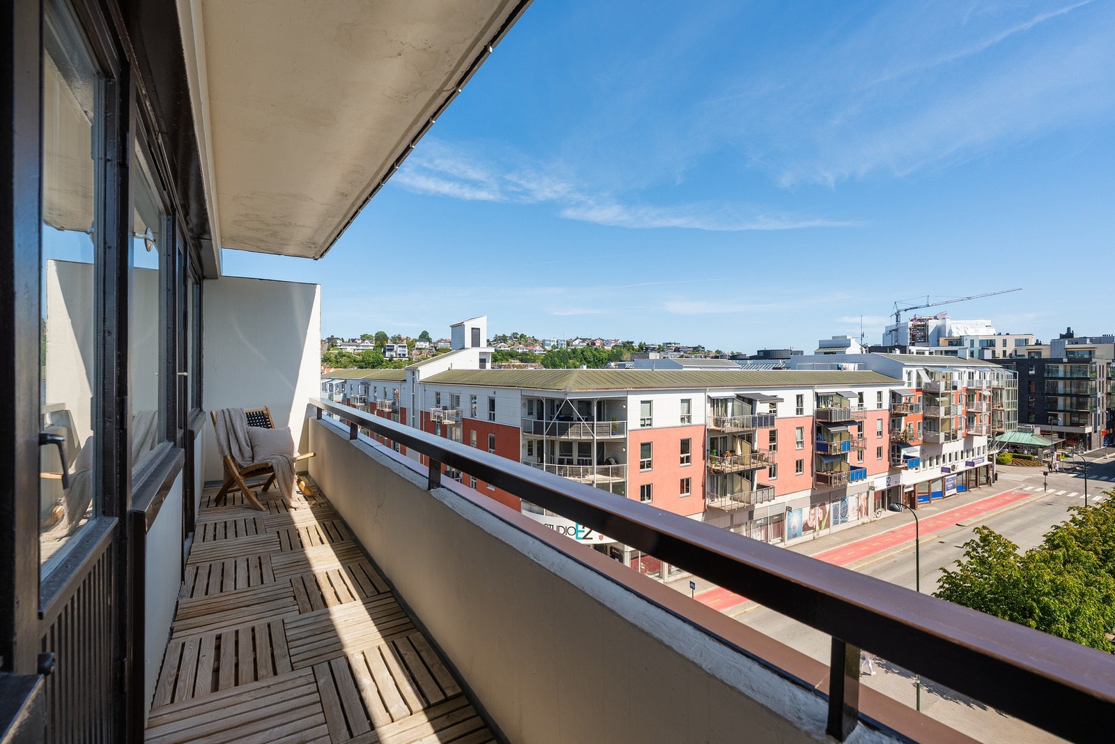 - Direkte utgang til herlig balkong | Her kan man nyte lange, fine sommerdager med utsikt utover byen - Galleribilde