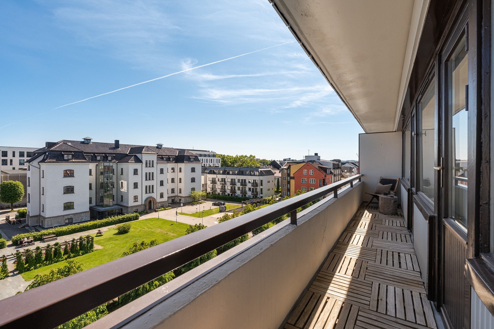 - Leiligheten ligger i 5.etasje med heis i bygget | Eget vestvendt balkong med fine solforhold - Galleribilde