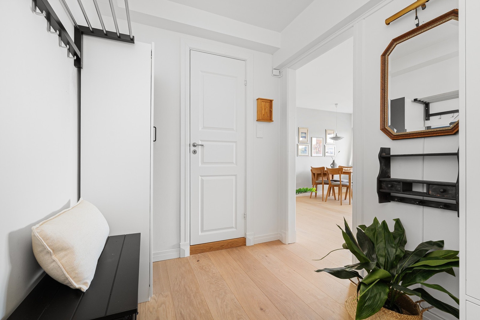 - Velkommen inn! | Innbydende og lys gang med nyere gulv som gir et godt førsteinntrykk - Galleribilde