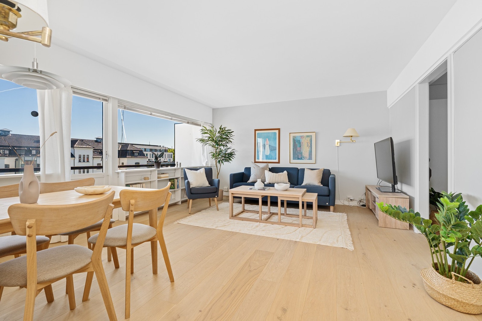 - Vinduene i stuen gir rikelig med lysinnslipp, som gir leiligheten en god romfølelse ved første øyekast - Galleribilde