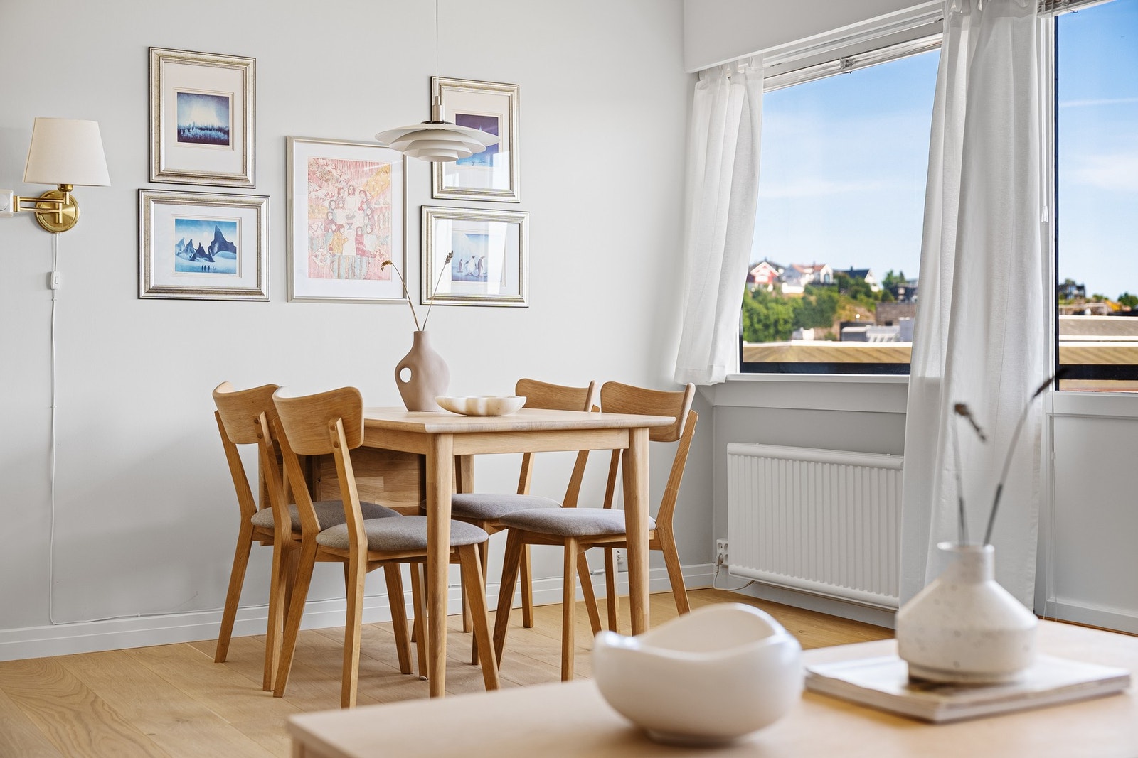 - En kort gåtur fra leiligheten finner man flere butikker, restauranter, Aquarama som inneholder treningssenter, spa og svømmebasseng og nærhet til flere flotte turområder - Galleribilde