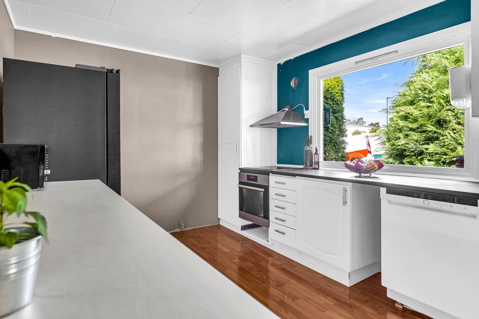 Kjøkkeninnredningen ble montert på nytt i nyere tid og gir en funksjonell arbeidsflate for hverdag og helg. Galleribilde