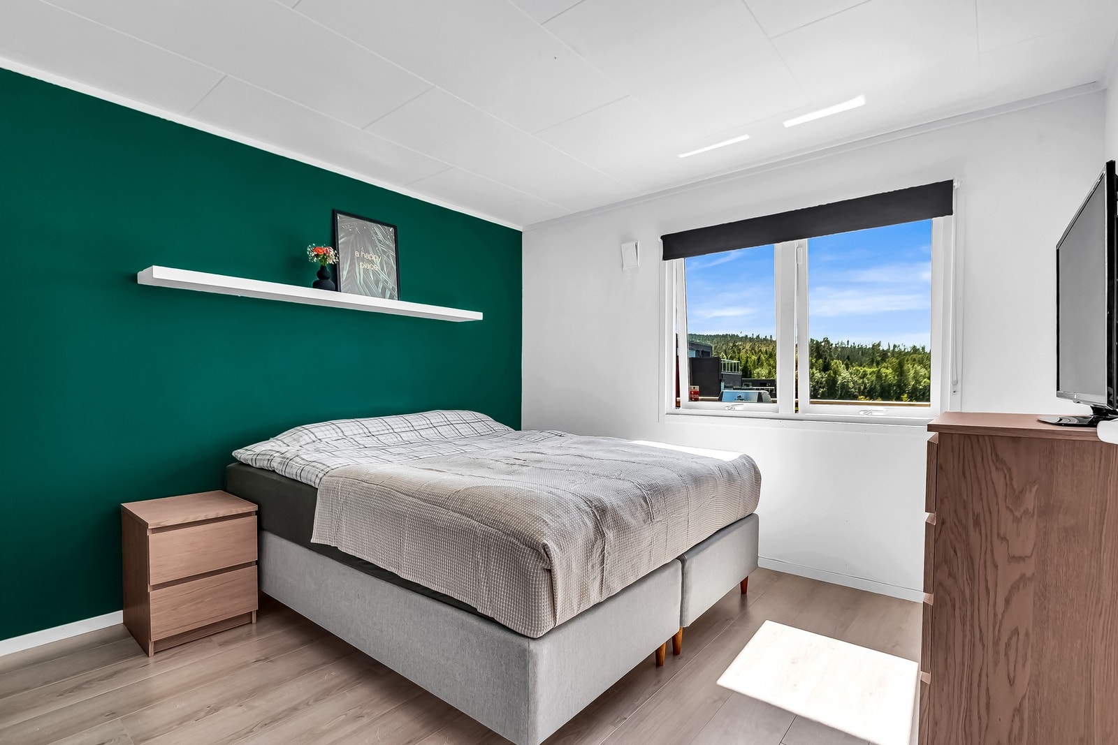 Soveromsavdelingen består av tre soverom - alle med gode lysforhold og fleksible bruksområder. Galleribilde