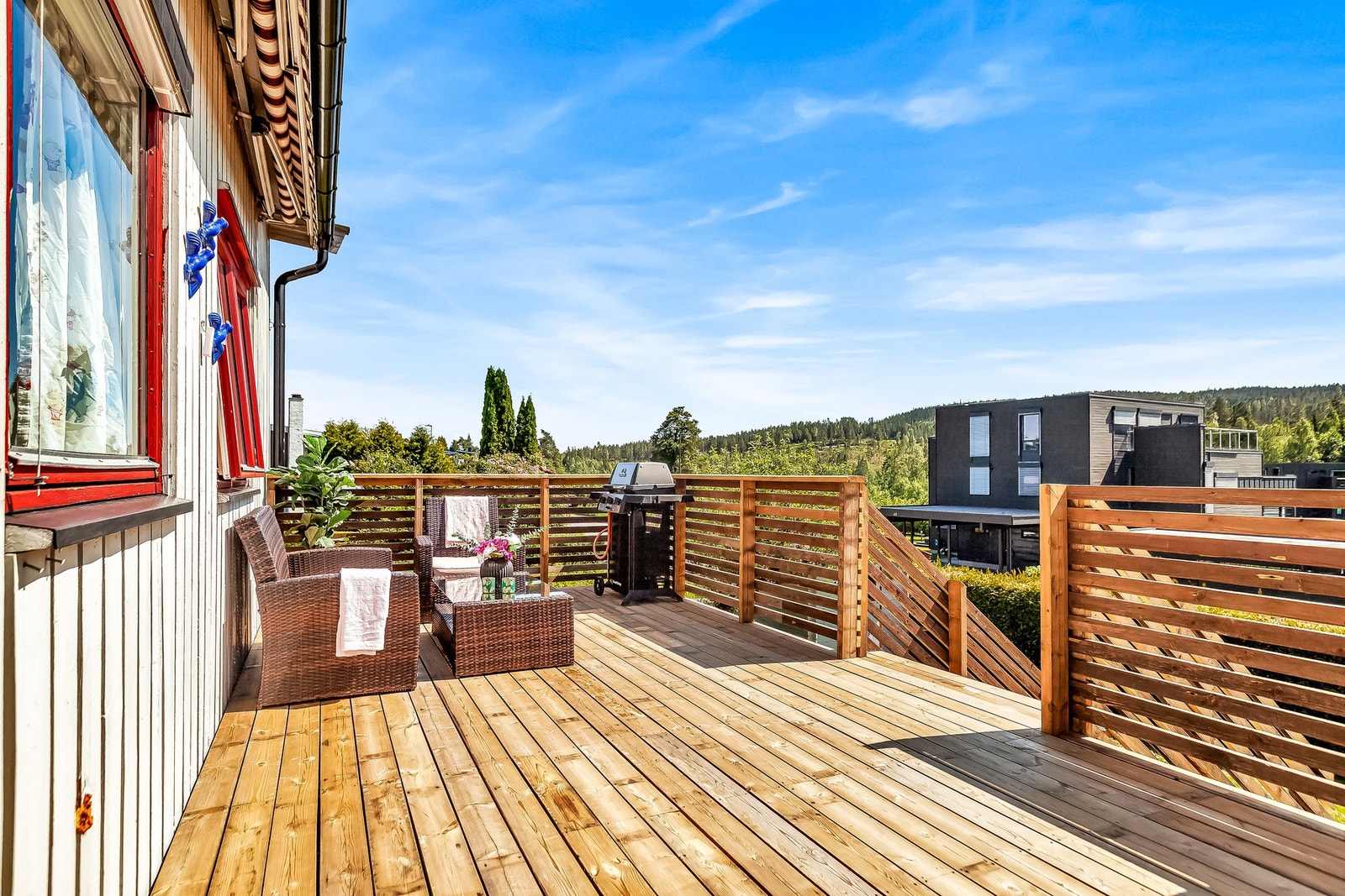 Sydvendt uteplass med markise og skjerming. Galleribilde