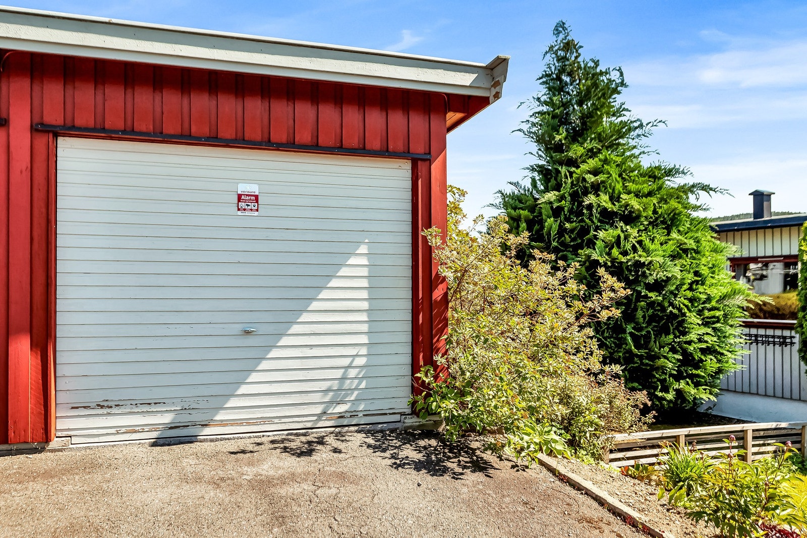 Frittstående garasje i rekke, ca. 16 m². Galleribilde