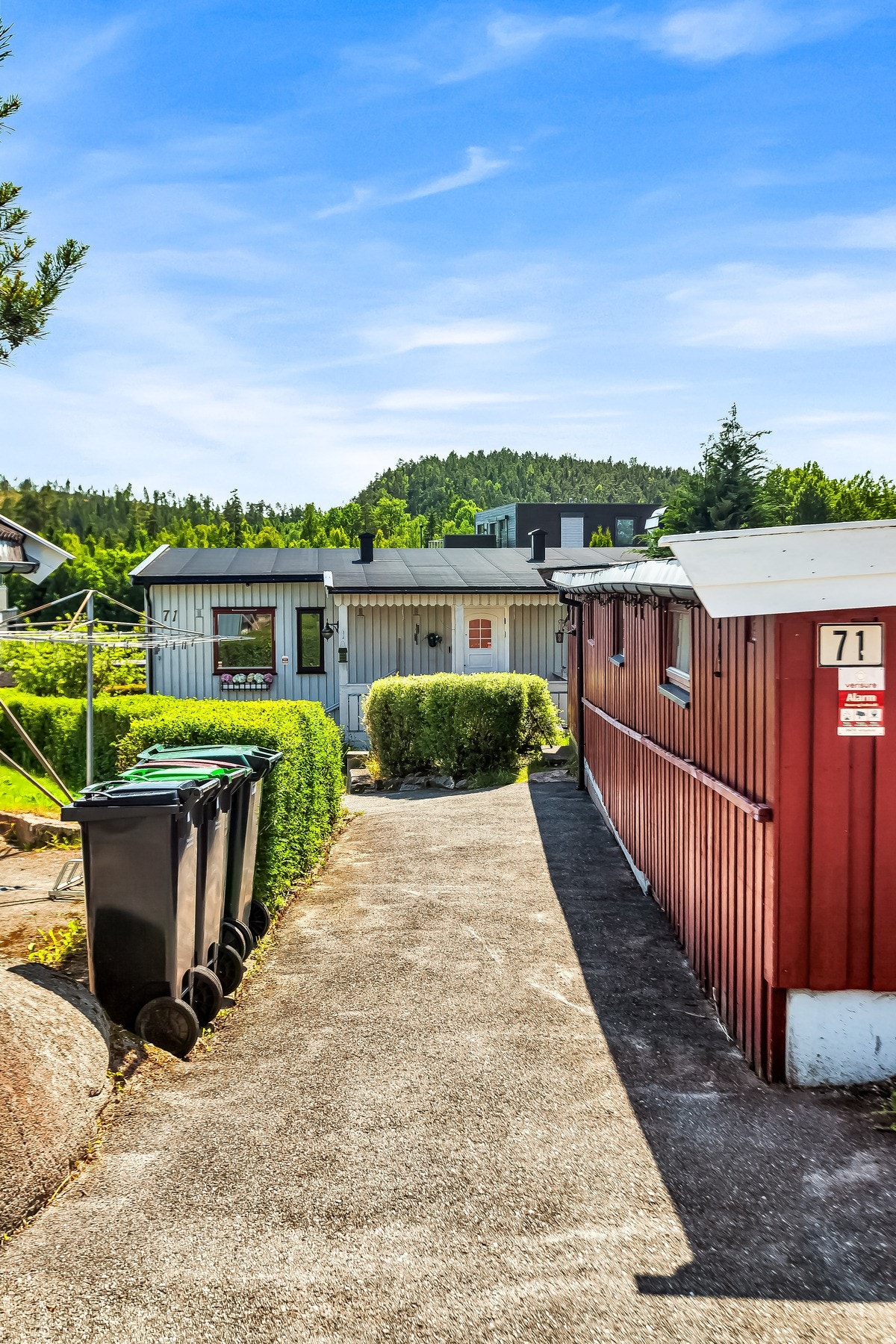 Adkomsten er opparbeidet med belegningsstein, og det er oppstillingsplass for bil i tillegg til egen garasje i rekke. Galleribilde