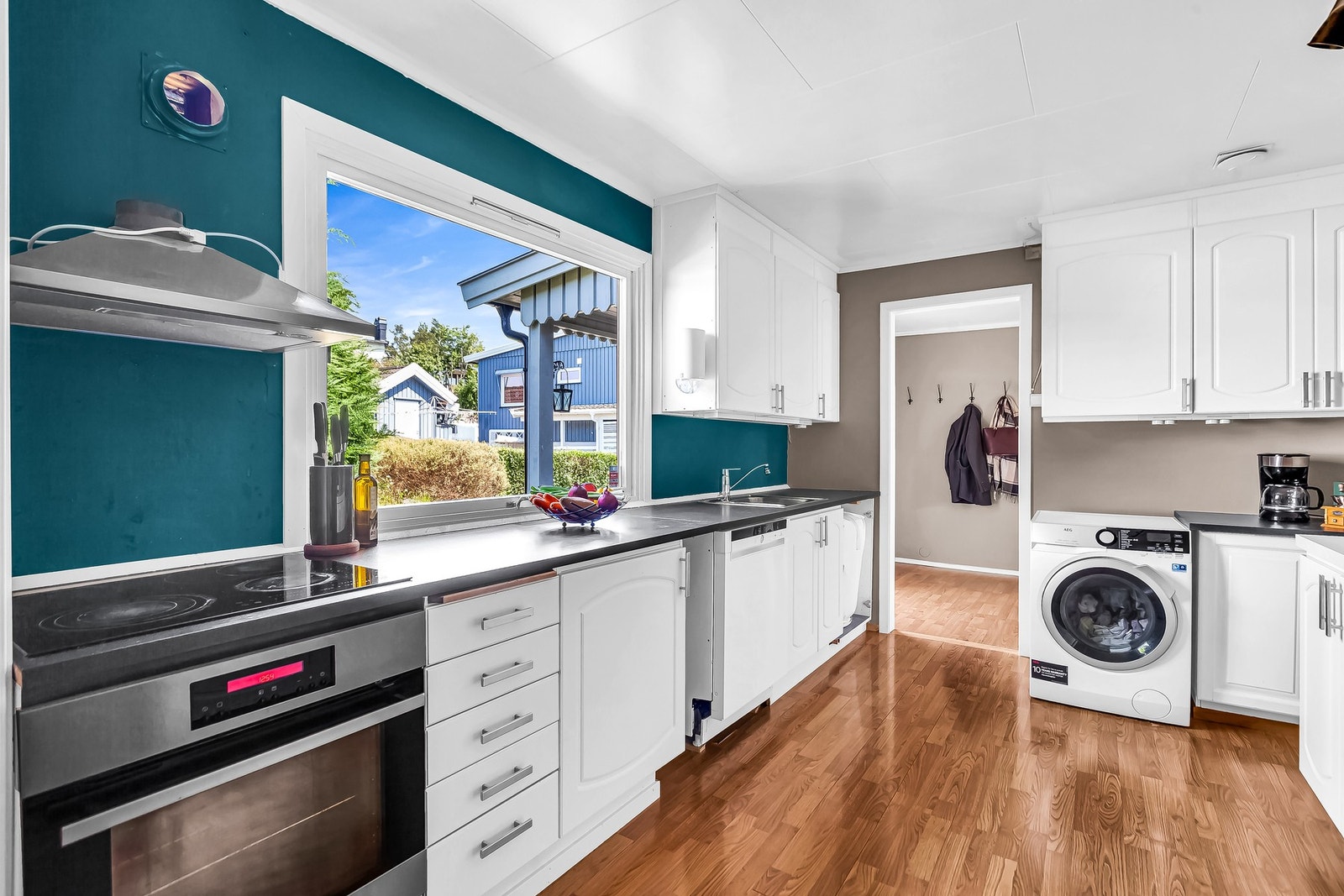 Kjøkkenet ligger separat og har en klassisk innredning med god skapplass og spiseplass ved vinduet. Galleribilde