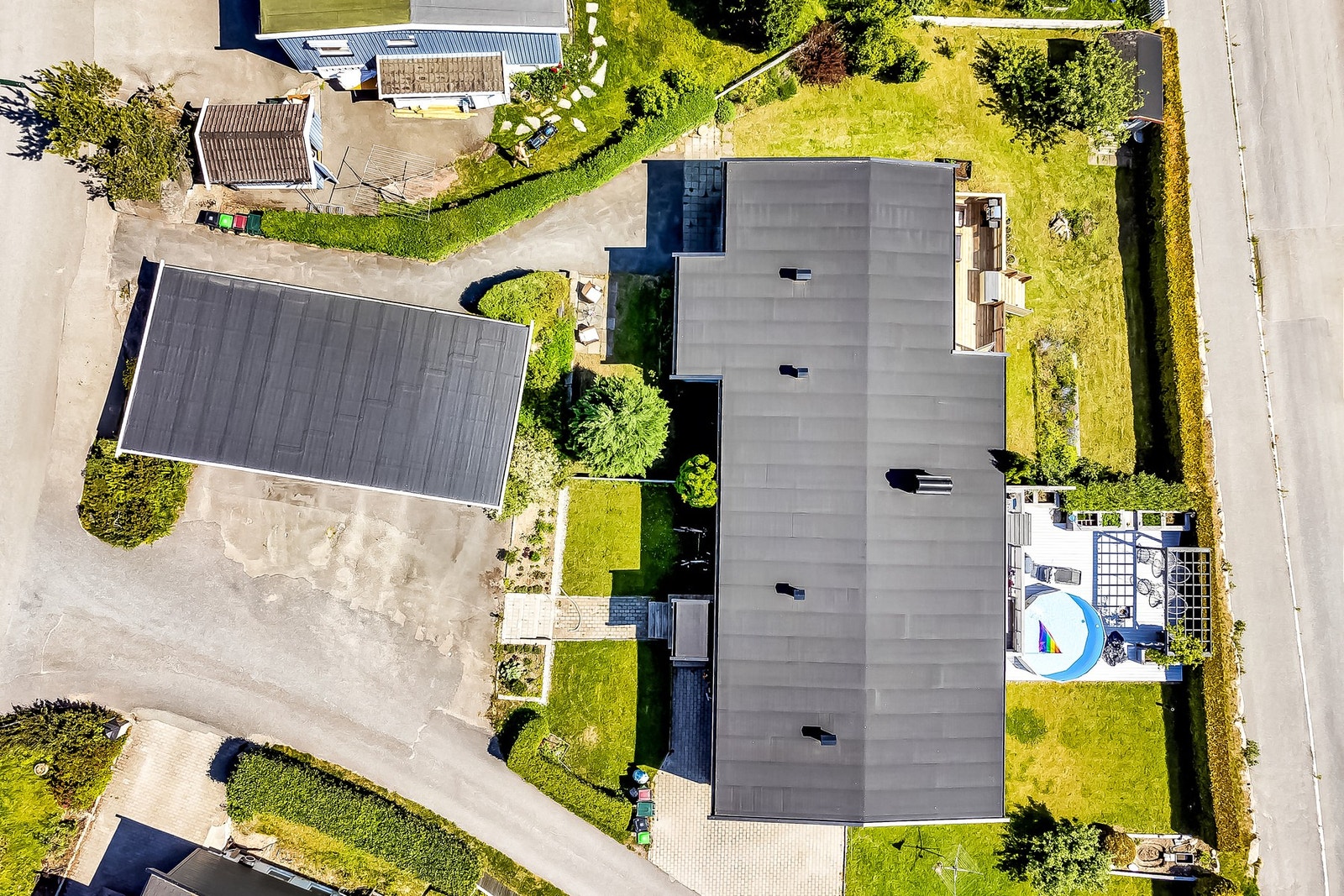 Eiendommen ligger på en solrik og lett skrånende tomt i et rolig, etablert boligområde i Røyken Galleribilde