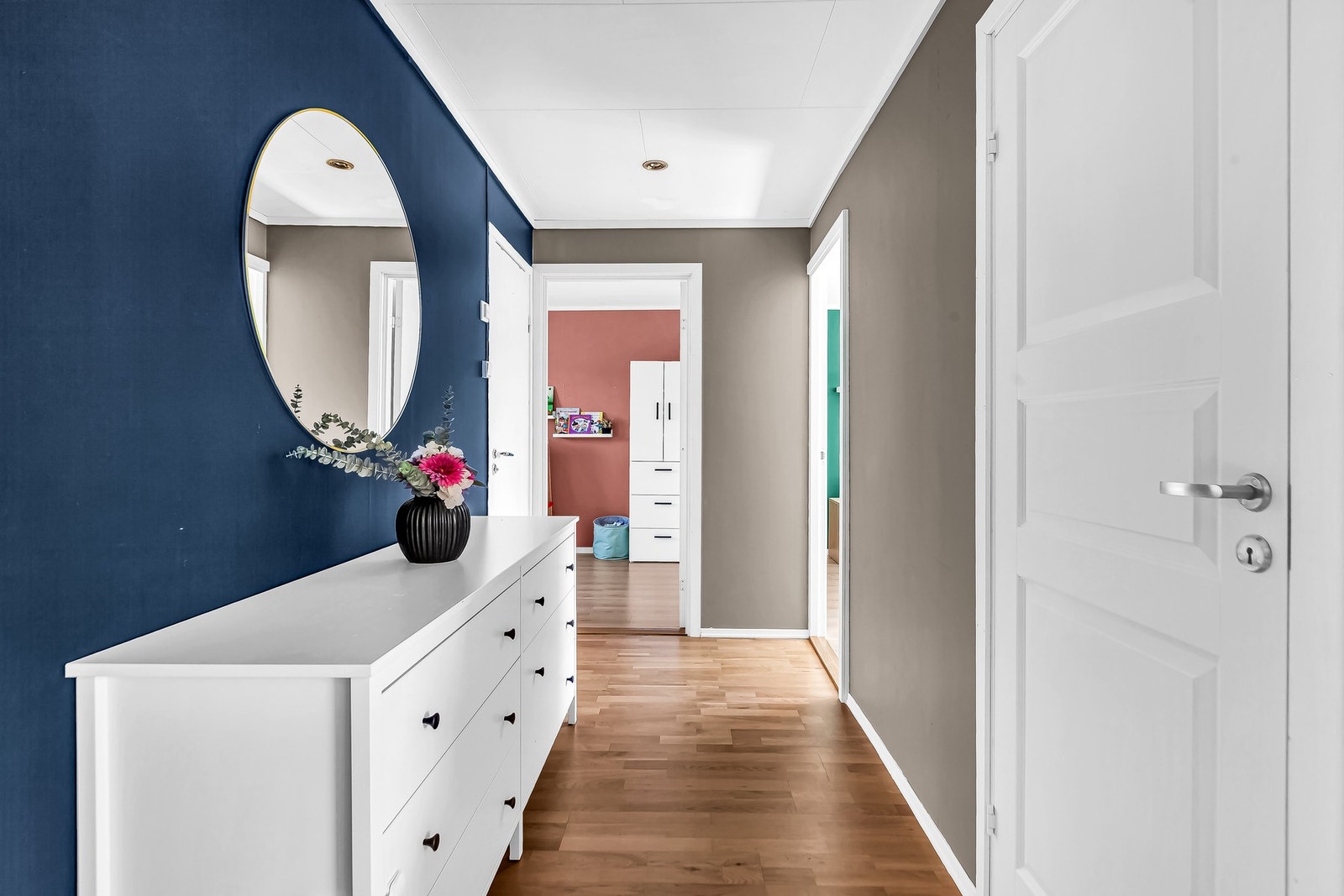 Hovedetasjen rommer alt du trenger i det daglige - og litt til Galleribilde