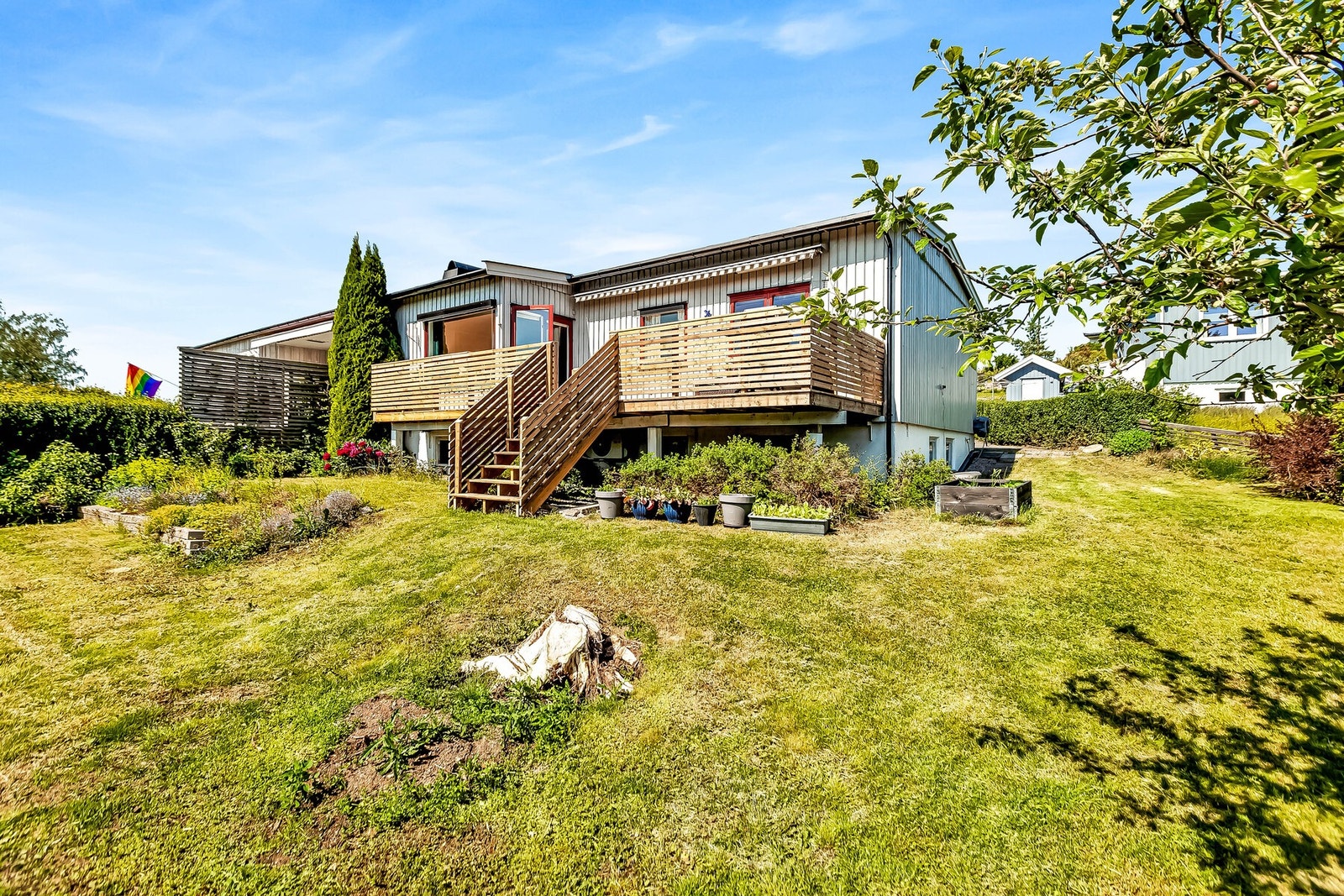 Gode lys- og solforhold, og egner seg ypperlig for både barnefamilier og de som ønsker en skjermet, brukervennlig hage. Galleribilde