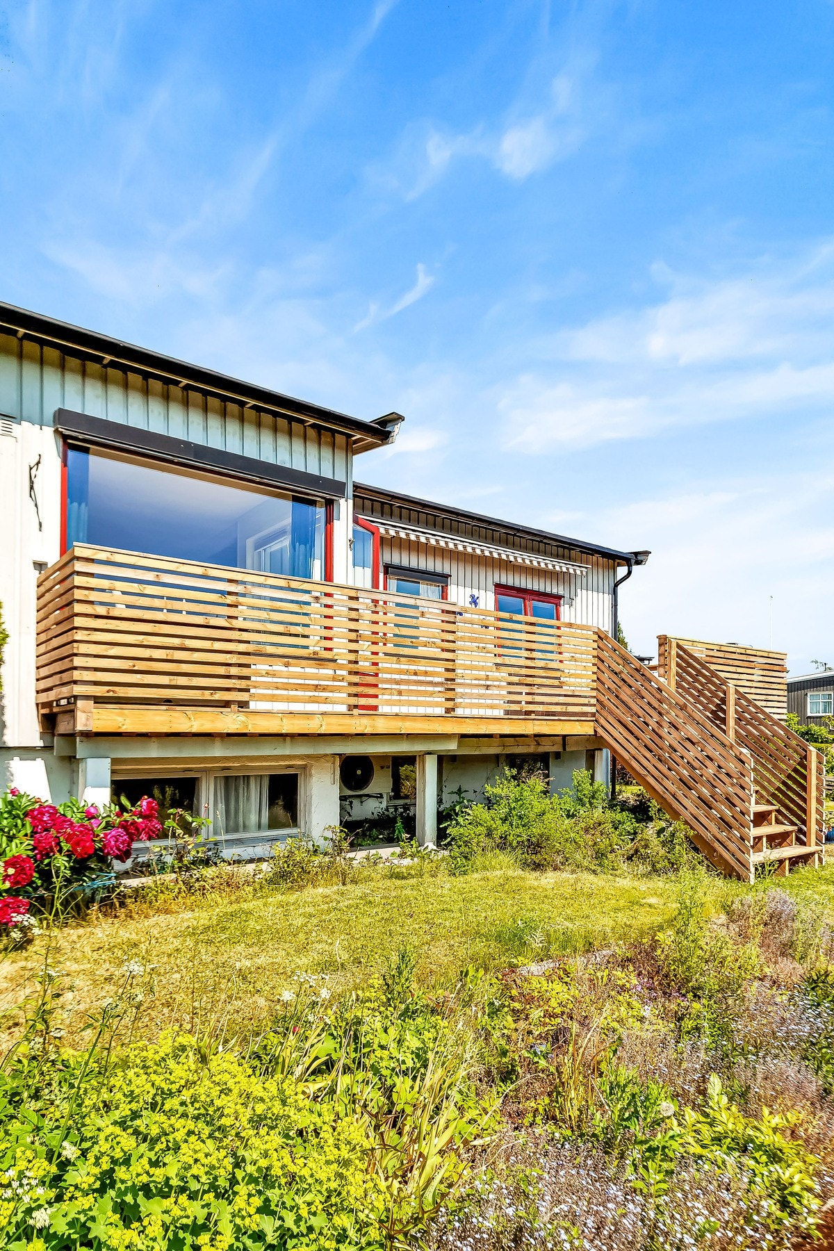 Tomten er pent opparbeidet med plenarealer, prydbusker og hekk som skjermer godt mot naboer og gir en følelse av privatliv. Galleribilde