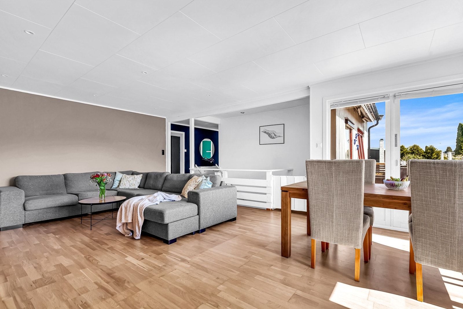 Fra stuen har du utgang til en sydvendt terrasse på ca. 22 kvm, som inviterer til hyggelige stunder med familie og venner Galleribilde