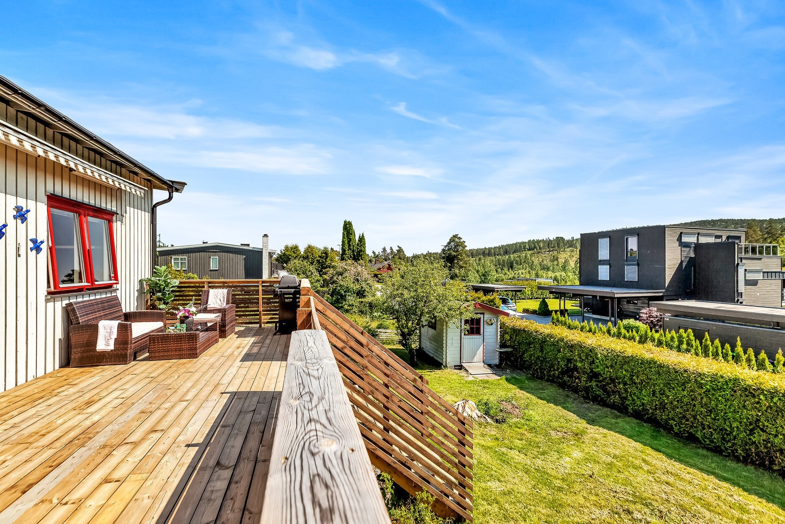 Det er god plass til utemøbler og lek, samtidig som tomten er lettstelt og oversiktlig. Galleribilde