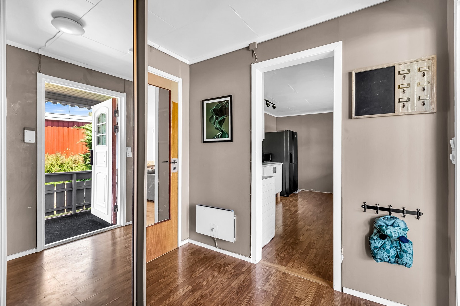 Fra gangen beveger du deg naturlig videre til oppholdsrom og soveromsavdeling. Galleribilde