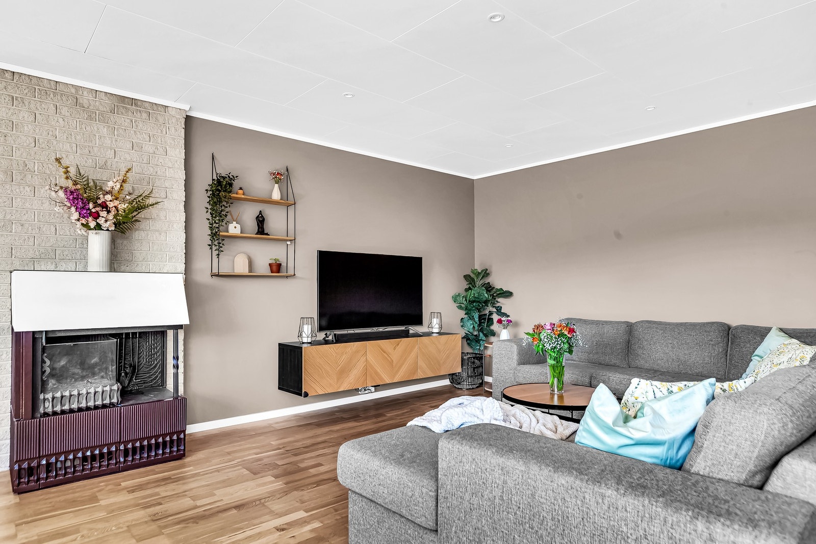 Stuen er lys og romslig, med store vindusflater som gir rikelig med naturlig lys gjennom hele dagen Galleribilde