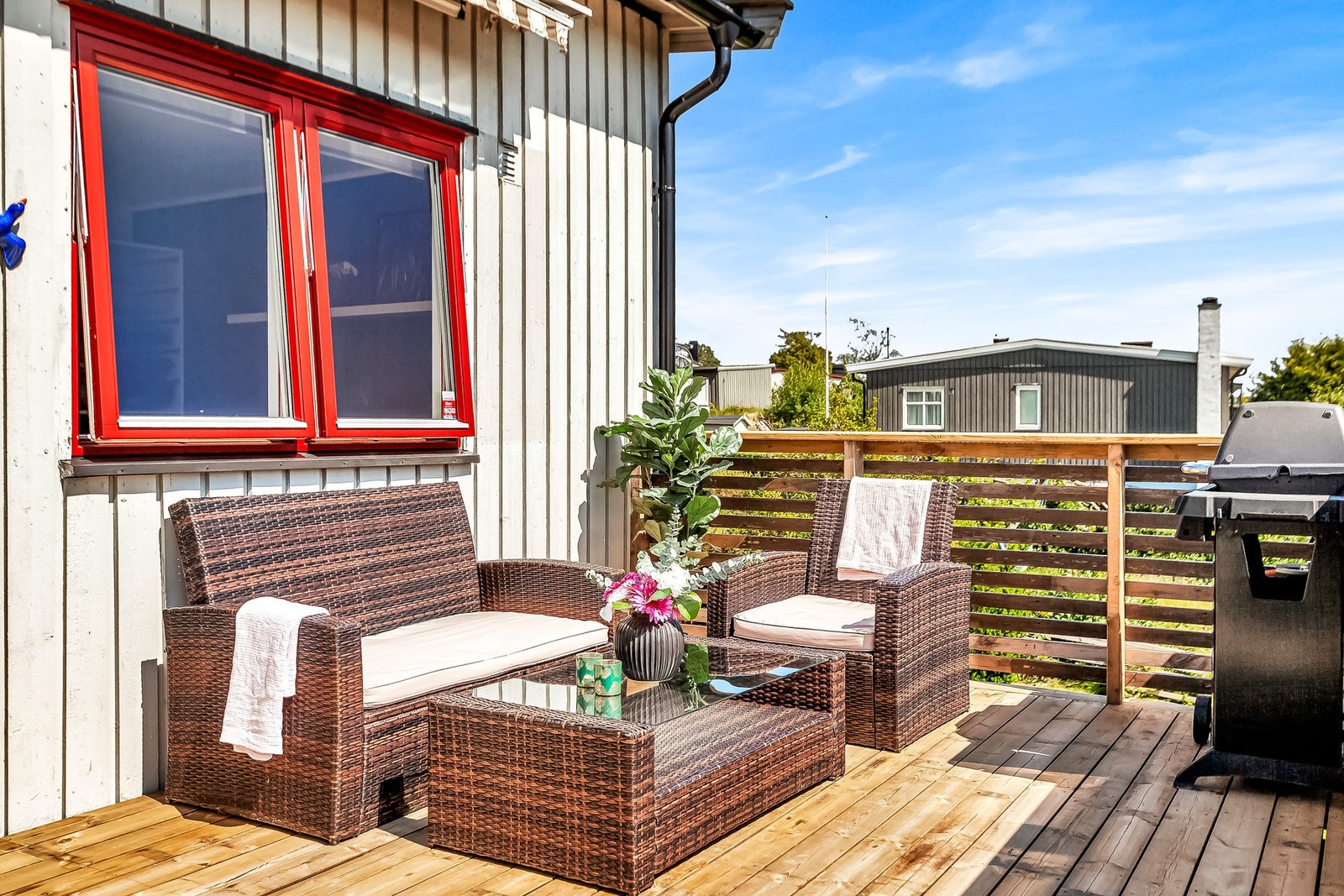 Solrik terrasse med god plass for grill utemøbler. Galleribilde