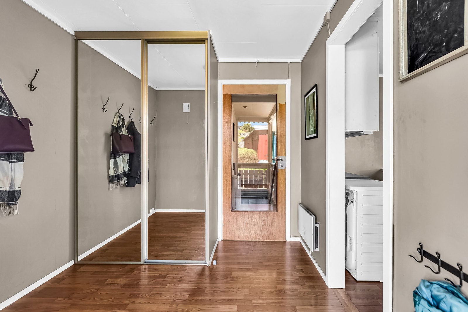 Stor og romslig gang, med god plass til å henge fra seg jakker og sette fra seg sko Galleribilde