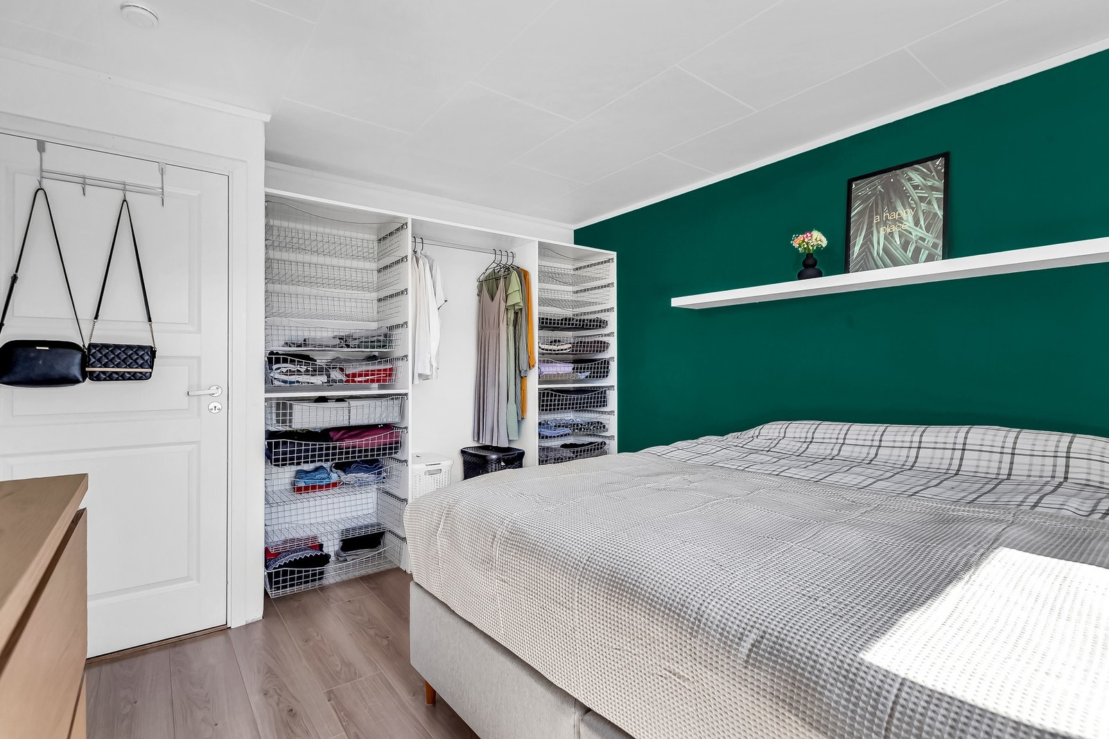 Hovedsoverommet er romslig med plass til dobbeltseng og garderobeløsning. Galleribilde