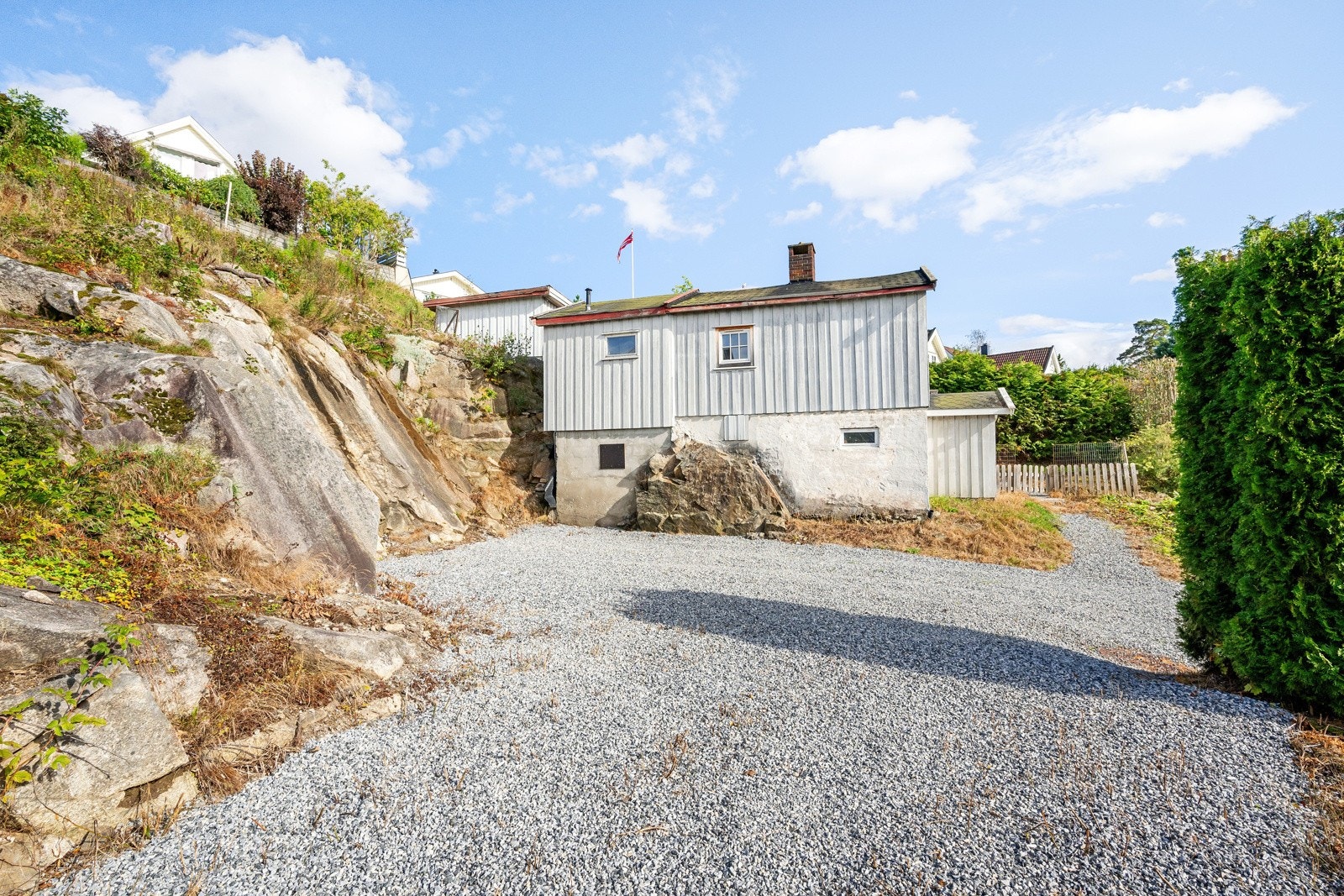 Dagligvarehandelen kan gjøres på Vinterbro Senter med blant annet Rema 1000 og Coop Obs. Senteret ligger ca. 13 minutter i gangavstand fra boligen. Galleribilde