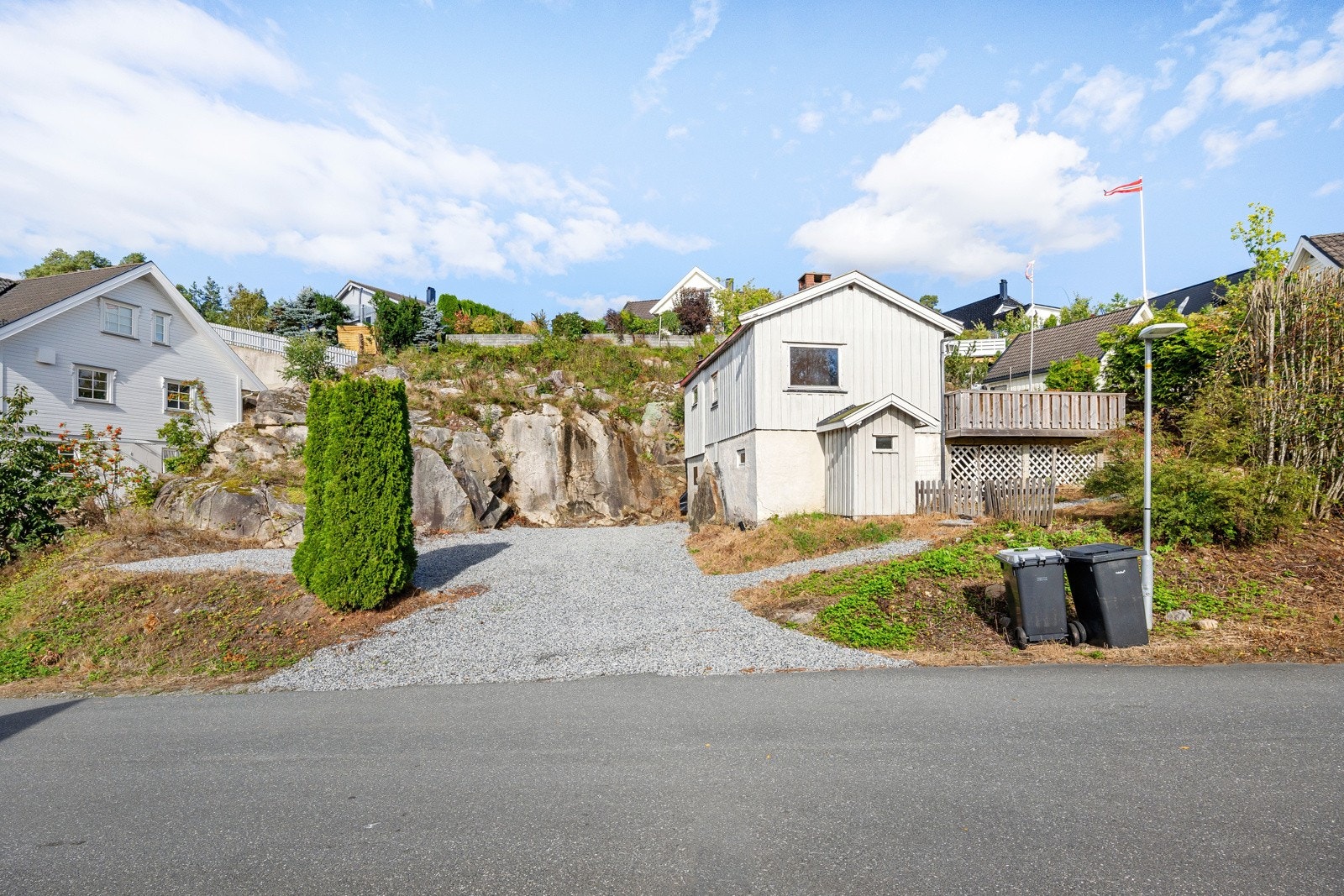 Eiendommen er beliggende i et populært og barnevennlig boligområde med nærhet til barnehage, skoler, butikker og offentlig kommunikasjon. Galleribilde