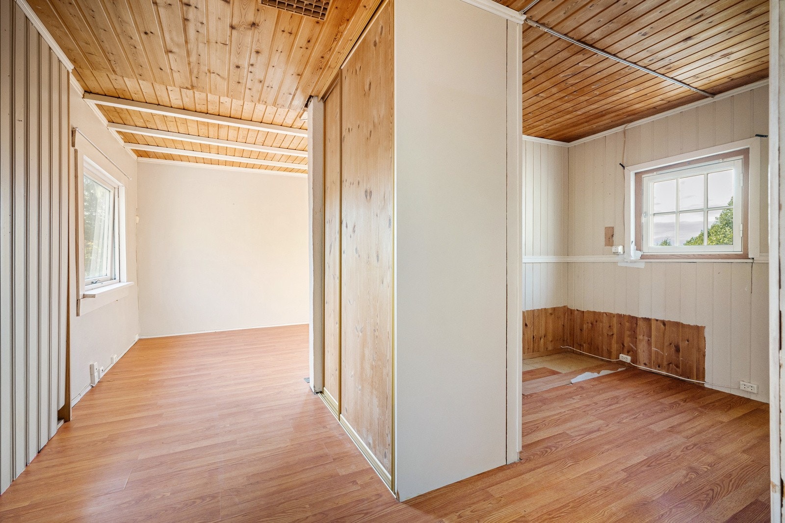 Entréen tar deg videre til sovealkoven, kjøkkenet og stua. Skyvedørsgarderobe i entré. Galleribilde